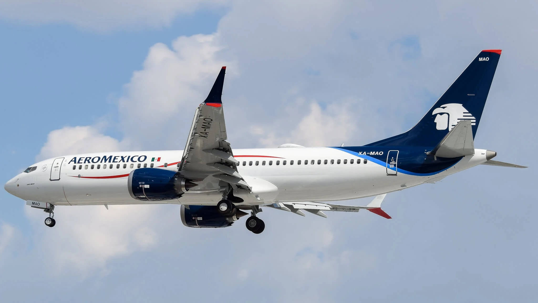 Plane 桌布 壁紙 — 一架起落架放下的墨西哥航空客機在部分多雲的藍天中翱翔。