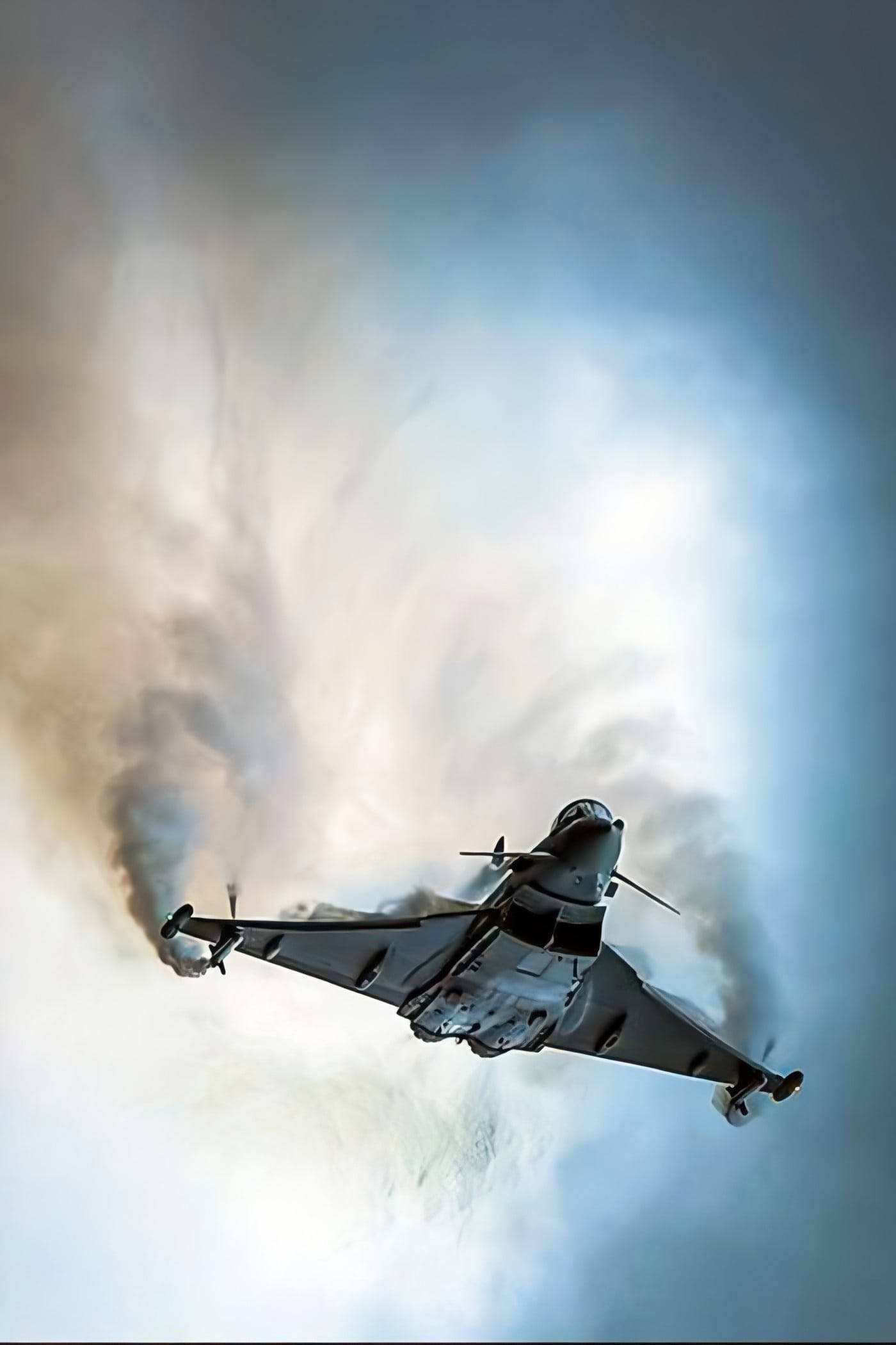 jet iPhone 桌布 壁紙 — 一架軍用噴射機穿過雲層向上翱翔，在明亮的天空中留下濃厚的煙霧痕跡。