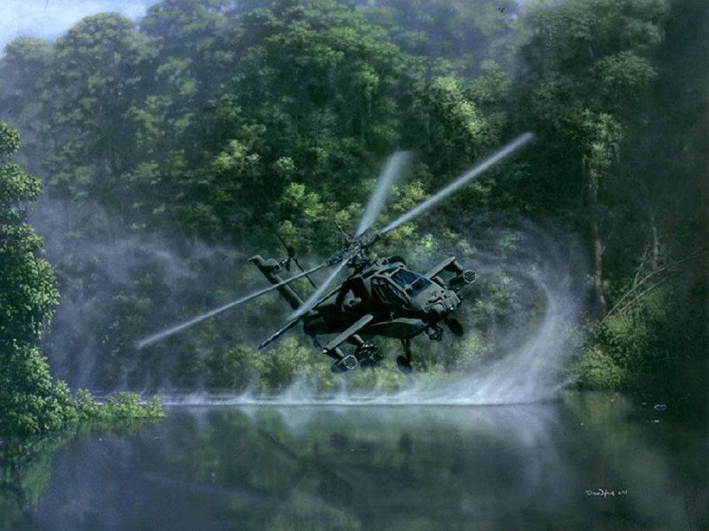 軍事動圖 桌布 壁紙 — 一架軍用直升機低空盤旋在霧氣瀰漫的叢林河流上方，在旋翼下產生旋轉的水霧。