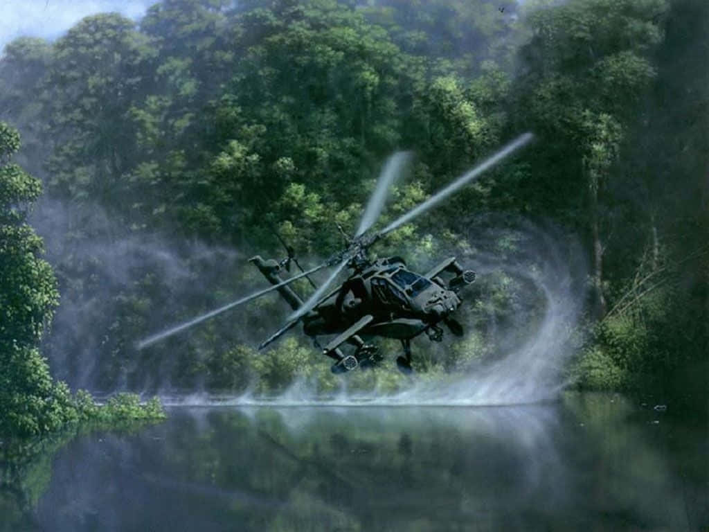 Helicopter 桌布 壁紙 — 一架軍用直升機低空盤旋在霧氣瀰漫的叢林河流上方，在旋翼下激起旋轉的水霧。