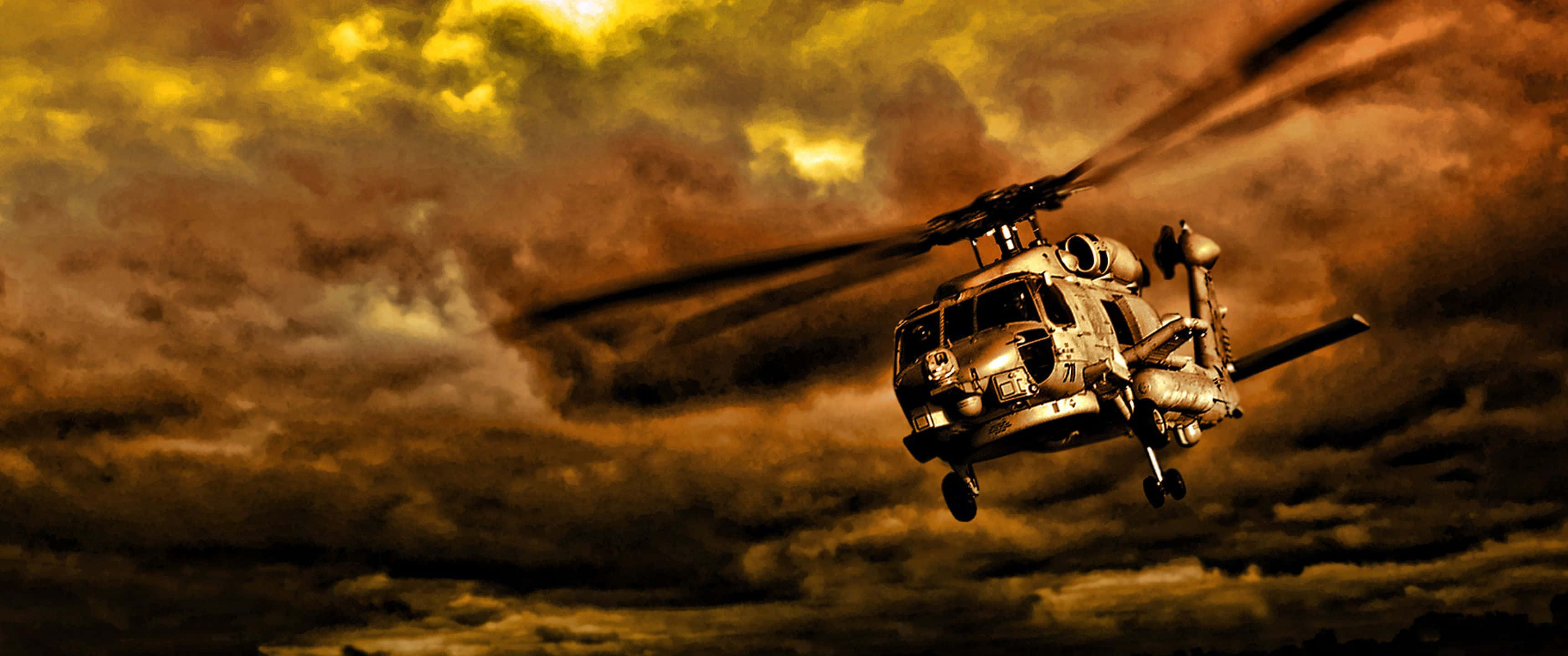3440x1440p Helicopters 桌布 壁紙 — 一架軍用直升機在金色夕陽照耀下的戲劇性暴風雨中翱翔。