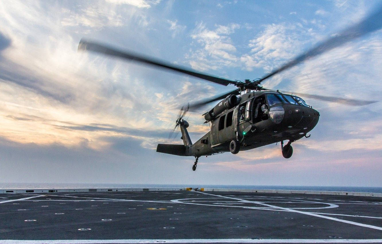 軍用直升機在日落時從航空母艦起飛。 — 軍隊 壁紙