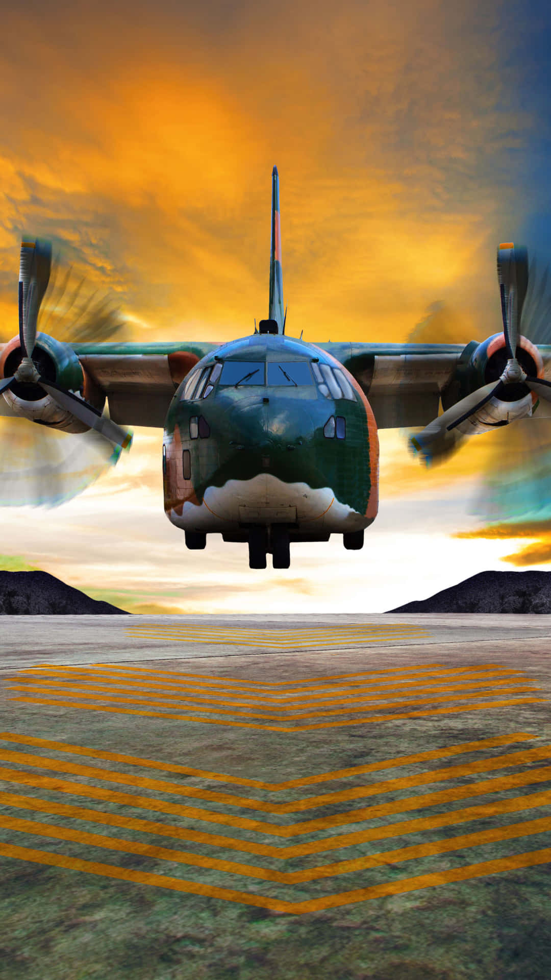 Aviation 桌布 壁紙 — 一架軍用運輸機在日落時分，伴隨著鮮豔的橙色和黃色天空，向跑道下降。