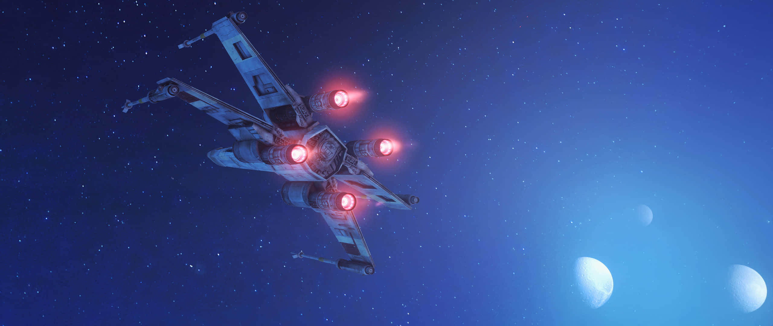 Star Wars X Wing 桌布 壁紙 — 一架配備發光紅色引擎的星際戰機飛過星空藍色太空，遠方有三個月亮。