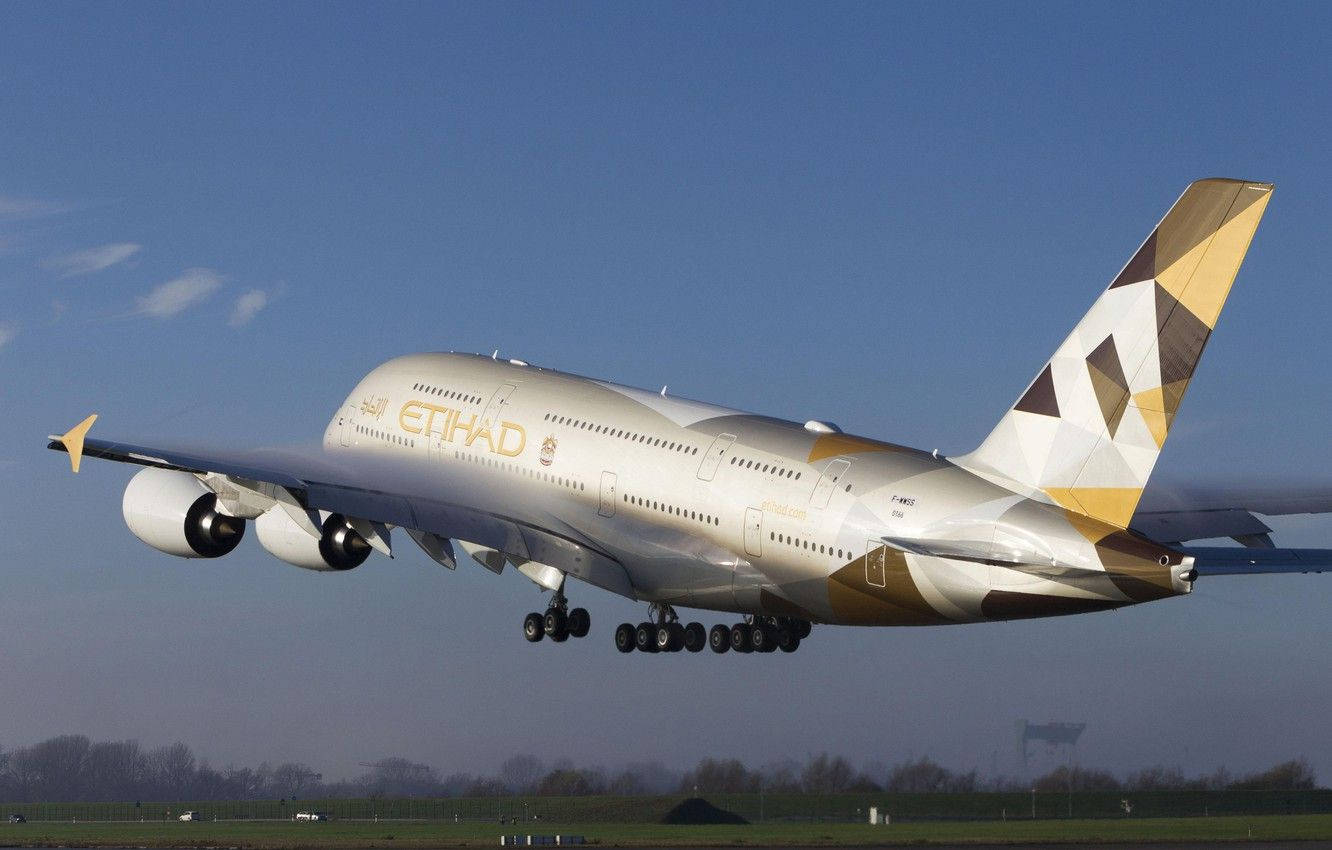 flying 桌布 壁紙 — 一架銀色阿提哈德航空空中巴士A380在晴朗藍天下起飛，起落架已放下。