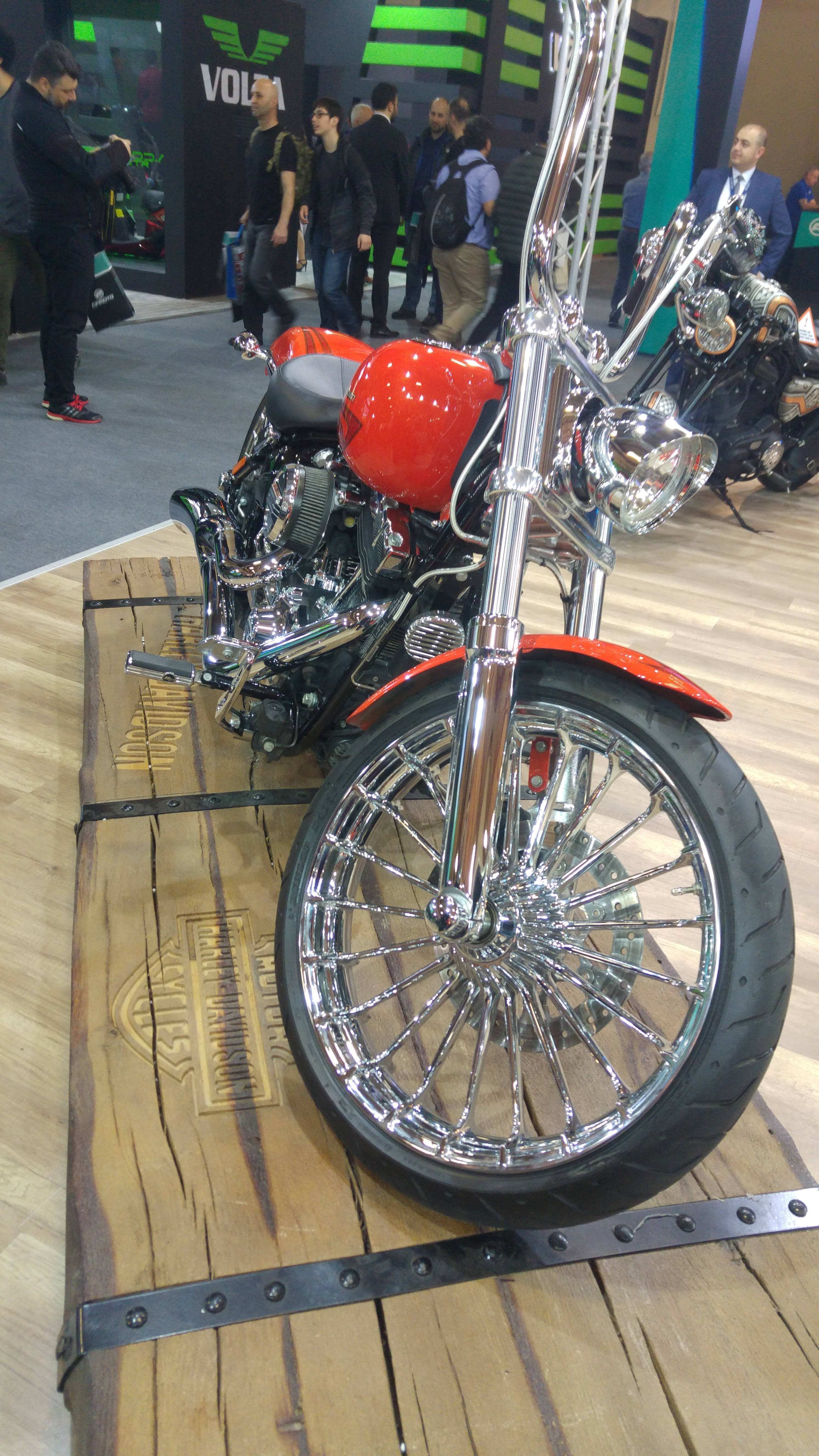 展覽會上木製展示架上的閃亮紅色和鍍鉻Harley-Davidson摩托車。 — 哈雷戴維森 GIF 壁紙
