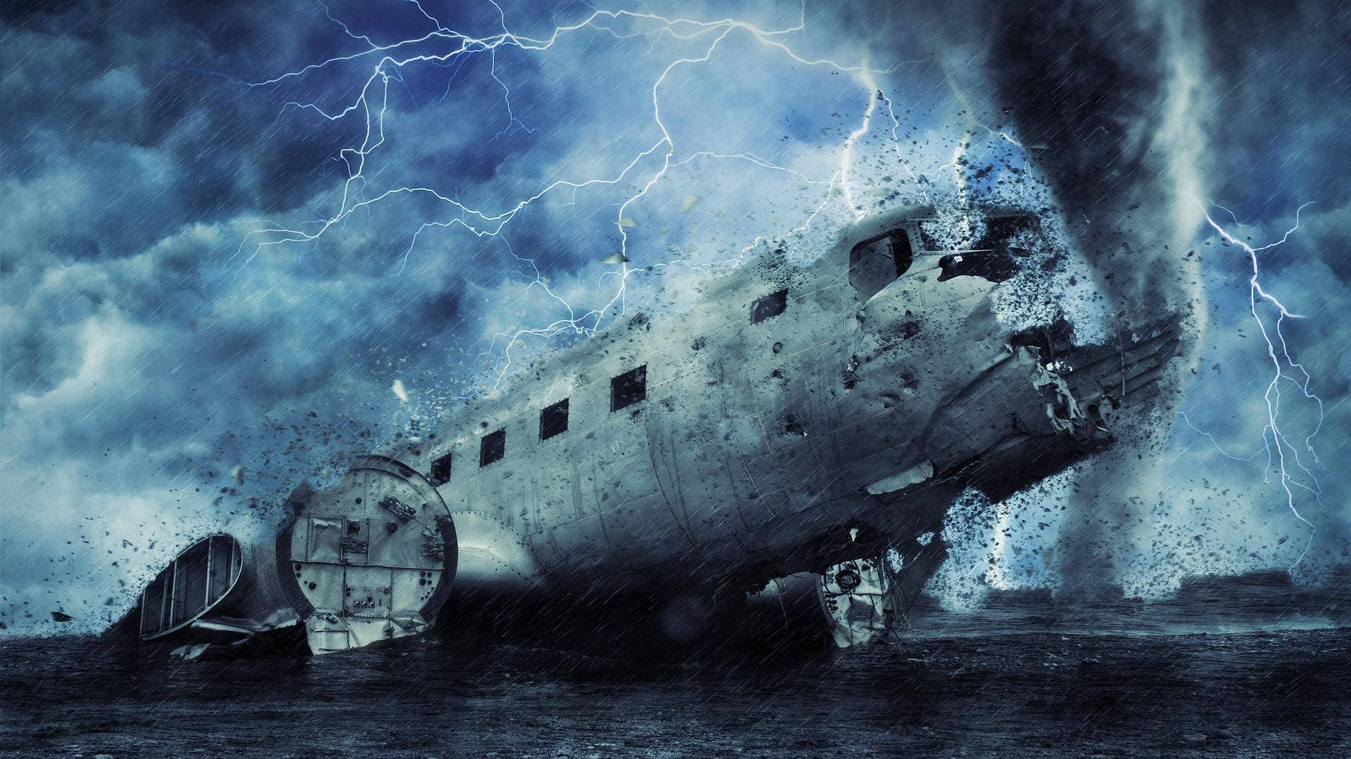 龍捲風 桌布 壁紙 — 一架飽經風霜的飛機在暴風雨中，在猛烈的閃電和烏雲下解體。