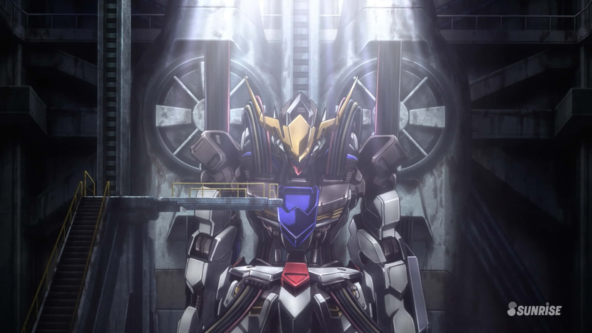 Mobile Suit Gundam Iron-blooded Orphans 桌布 壁紙 — 一架高聳的動漫機甲佇立在昏暗的工業機庫中，戲劇性的聚光燈突顯其金色和紫色的裝甲。
