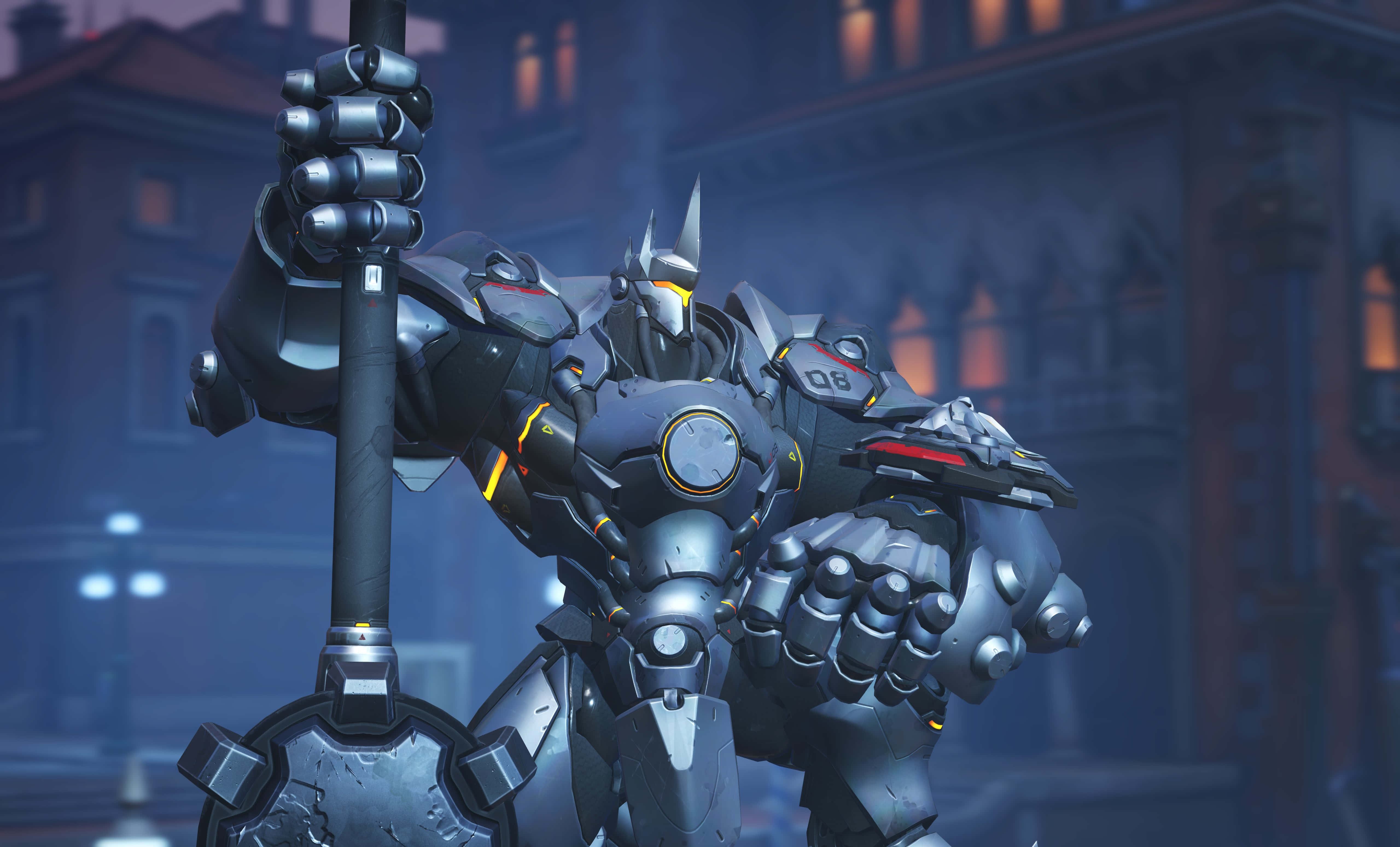 Overwatch Reinhardt 桌布 壁紙 — 一架高聳的裝甲機甲在夜晚昏暗的城市小巷中手持巨大的錘子蓄勢待發。