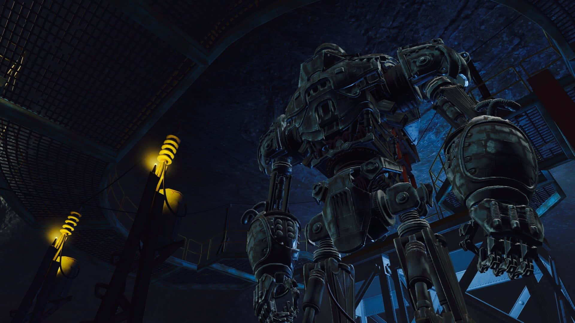 Liberty Prime 桌布 壁紙 — 一架高聳的裝甲機甲站在昏暗的工業機庫中，被黃色燈光照亮。