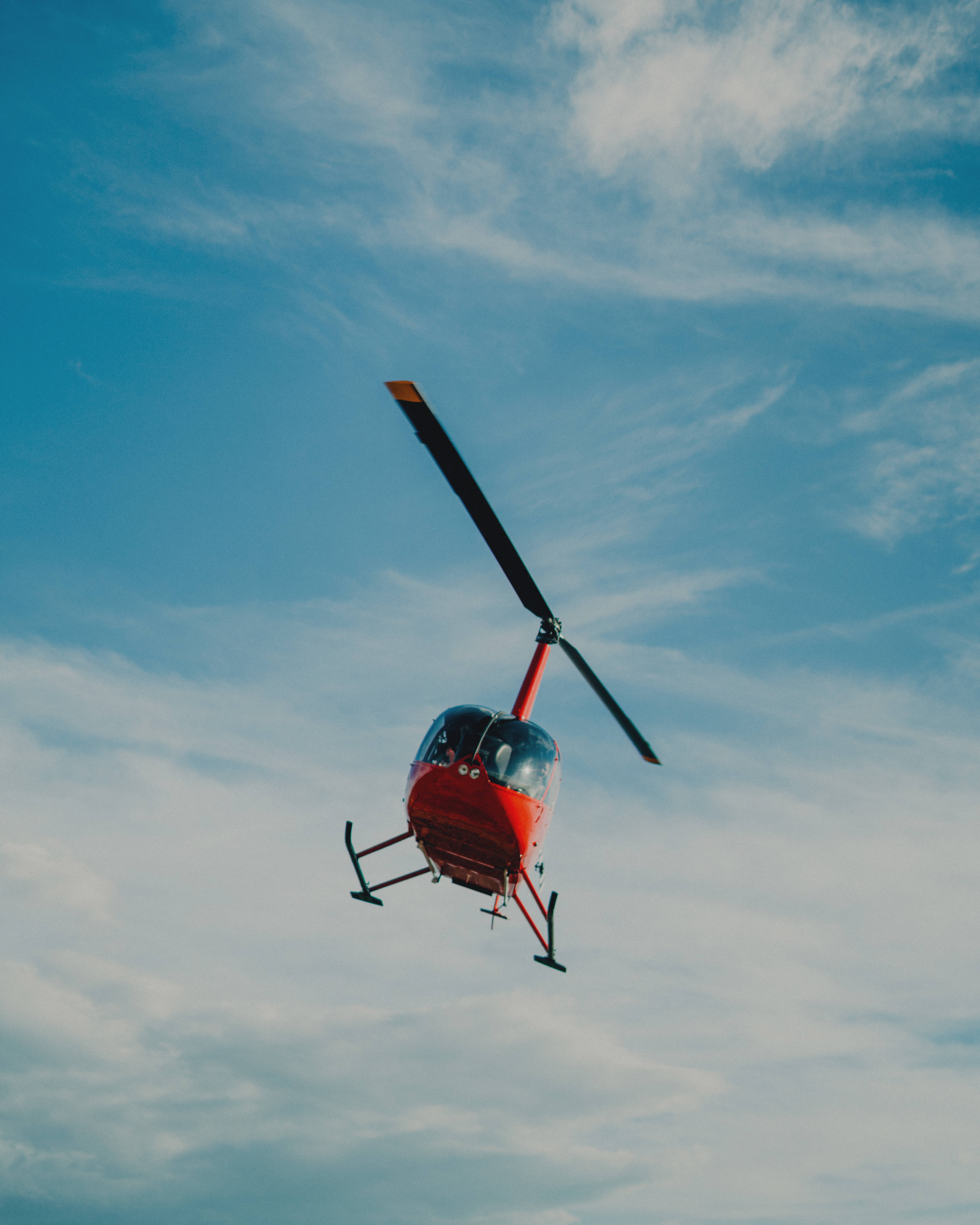Helicopter 桌布 壁紙 — 一架鮮紅色的直升機在蔚藍的天空中翱翔，天空點綴著縷縷白雲。