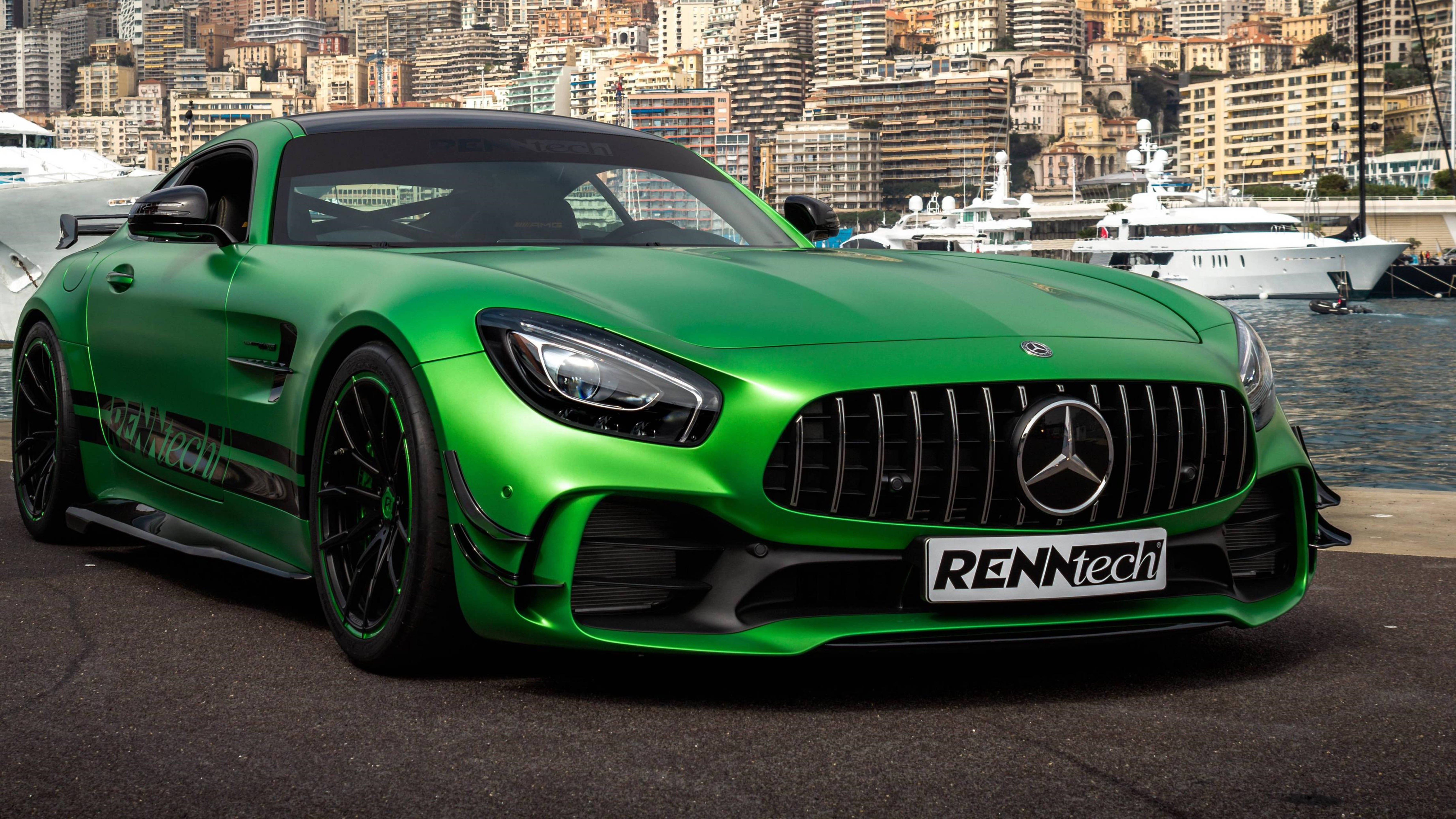 Mercedes 桌布 壁紙 — 一架鮮綠色RENNtech改裝的Mercedes-AMG GT停泊在豪華遊艇碼頭，背景有遊艇和城市天際線。