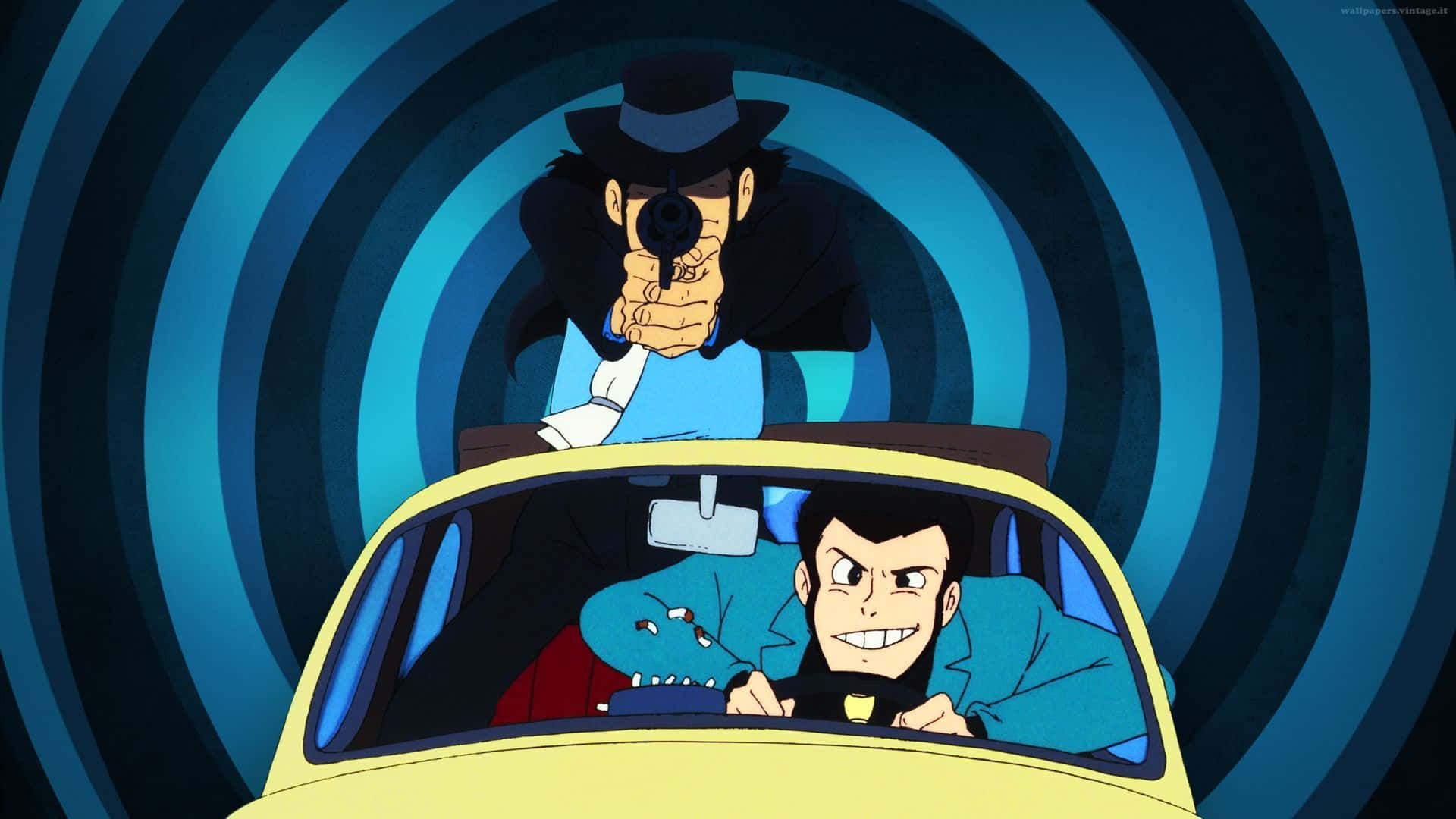 lupin iii 桌布 壁紙 — 一架黃色車上的卡通偵探，在藍色螺旋隧道中面對一名蒙面槍手。