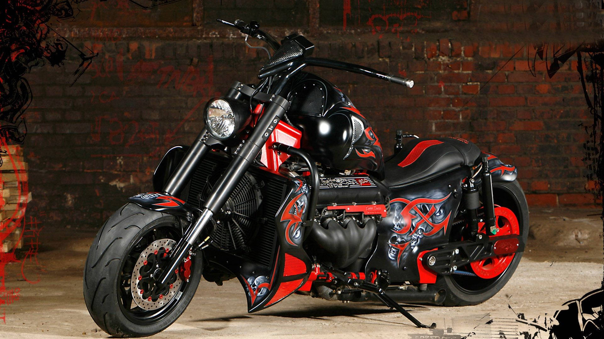 Harley 桌布 壁紙 — 一架黑色和紅色的訂製chopper機車帶有部落火焰貼紙，停靠在塗鴉覆蓋的磚牆旁。