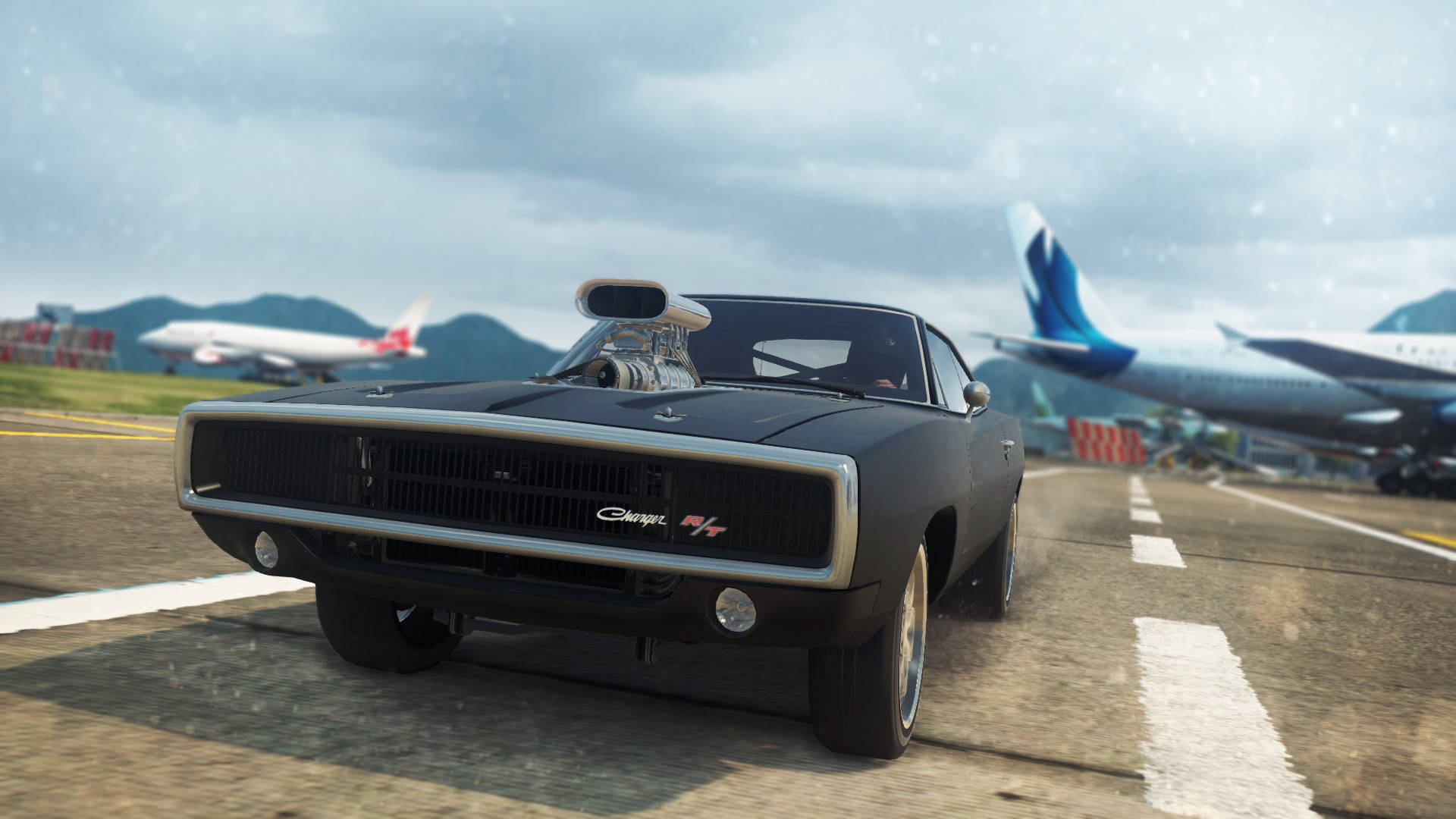 Need For Speed 桌布 壁紙 — 一架黑色經典肌肉車配備增壓器，停在機場停機坪上，背景有飛機，天空多雲。