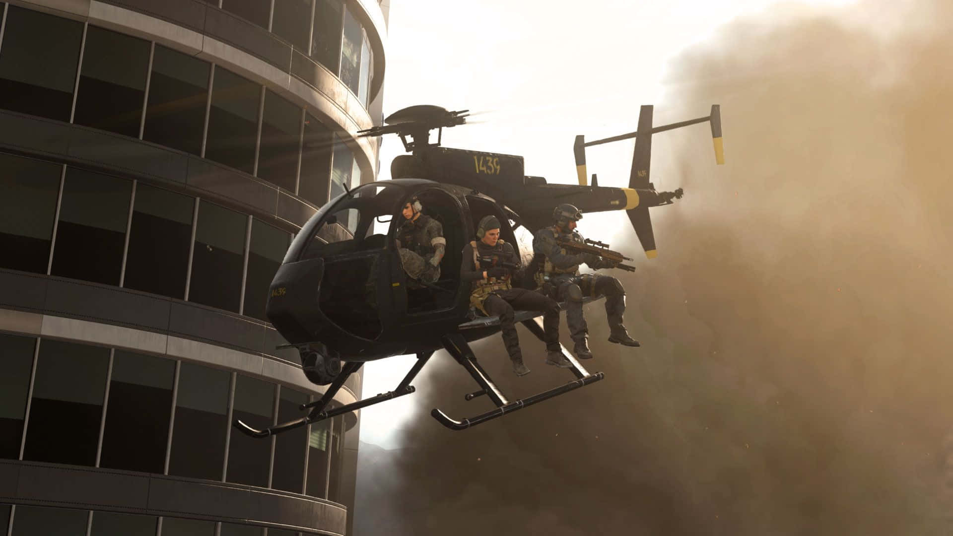 Call Of Duty Vehicles 桌布 壁紙 — 一架黑色軍用直升機載著武裝士兵，在濃煙和薄霧中盤旋於現代玻璃摩天大樓附近。