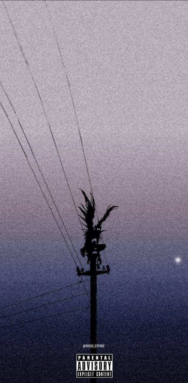 Death Note Aesthetic 桌布 壁紙 — 一根孤獨的電線杆連著電線，在帶有紫色和藍色色調的暮色天空中延伸。