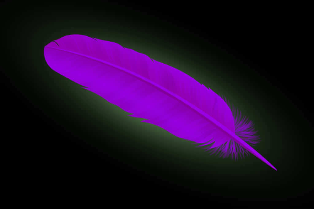 Purple Feathers 桌布 壁紙 — 一根發光的紫色羽毛在深色漸變背景上散發出柔和的光芒。