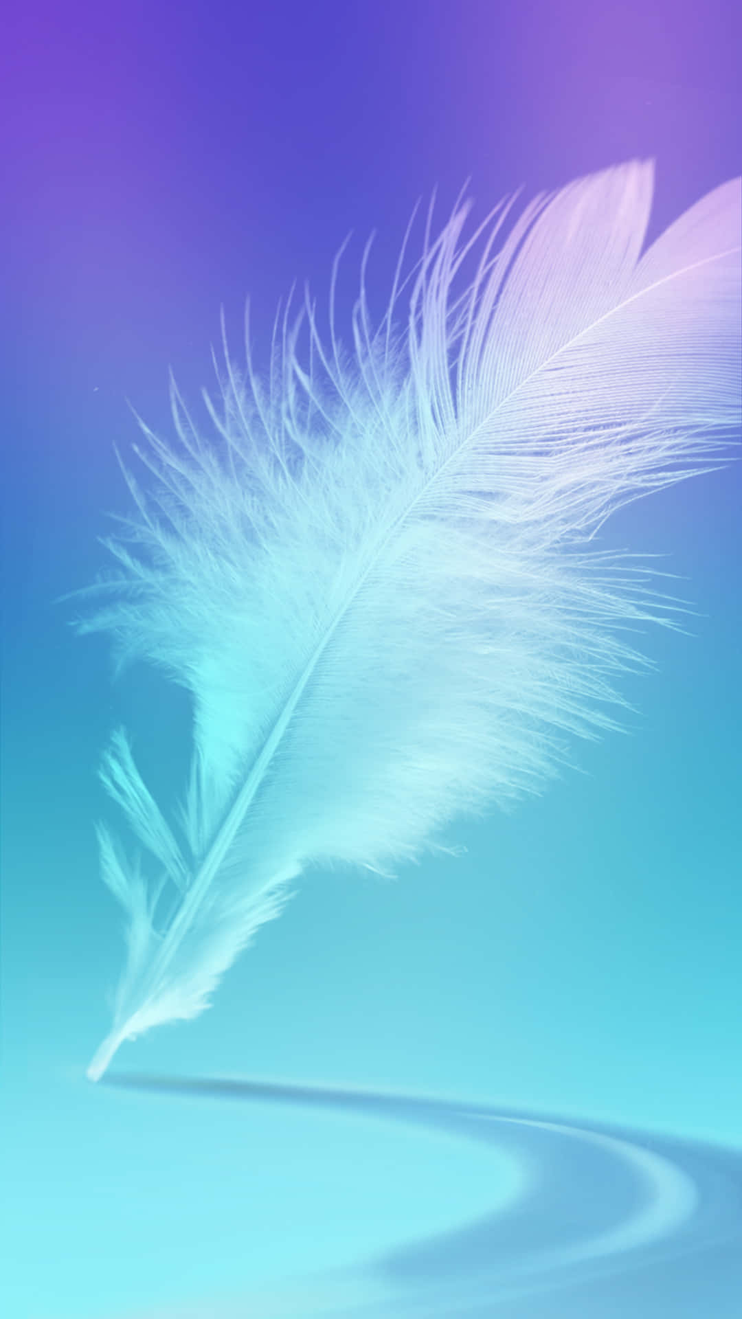 Feather 桌布 壁紙 — 一根白色羽毛優雅地漂浮在彎曲的水波紋上，背景是紫色和藍色的漸變天空。