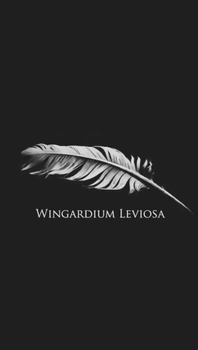 Magic Spells 桌布 壁紙 — 一根白色羽毛漂浮在黑色背景上，下方有文字 Wingardium Leviosa。
