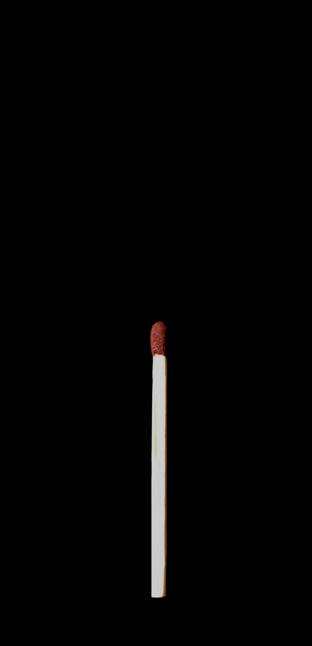 火焰動畫 桌布 壁紙 — 一根紅色頭的火柴垂直居中於純黑色背景上。