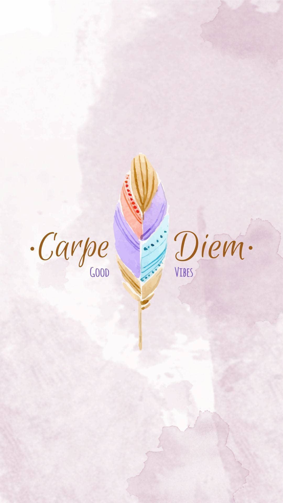 氛圍 桌布 壁紙 — 一根色彩繽紛的水彩羽毛，上面有「Carpe Diem」字樣，漂浮在柔和的薰衣草背景上。