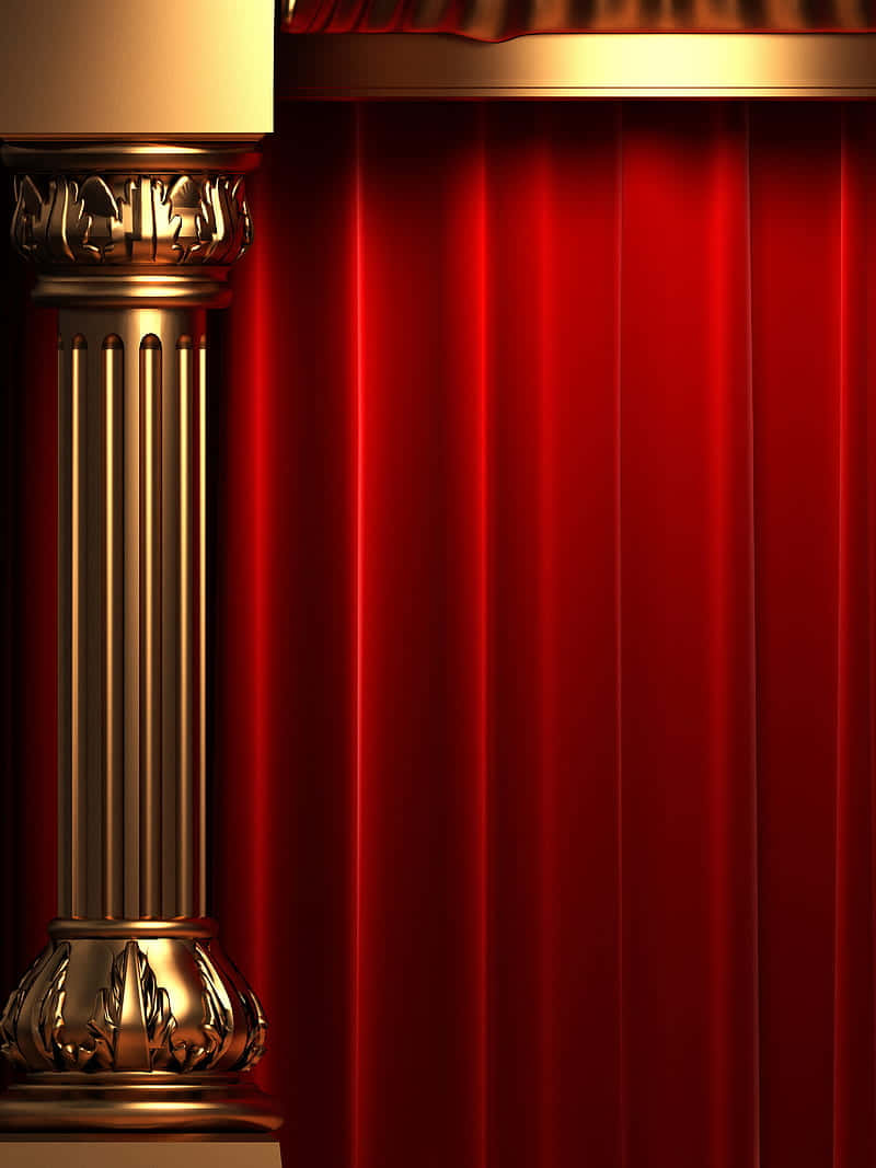 Stage 桌布 壁紙 — 一根金色古典圓柱矗立在華麗的紅色天鵝絨劇院幕布旁，沐浴在溫暖的聚光燈下。
