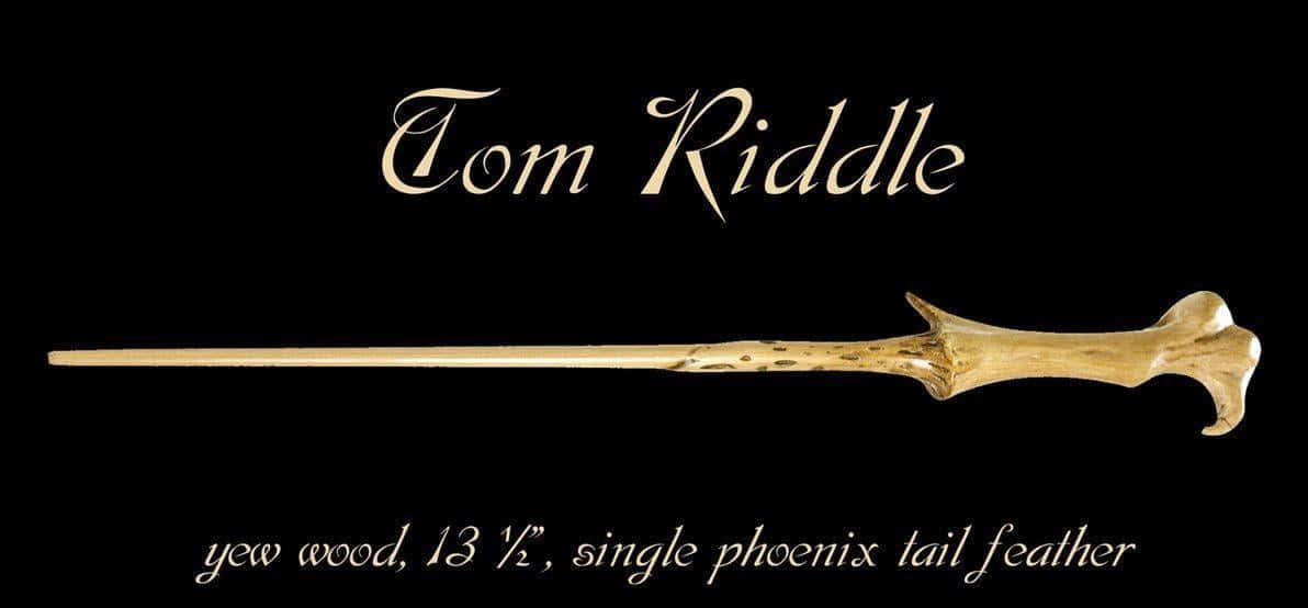 Tom Riddle 桌布 壁紙 — 一根金色紫杉木魔杖，帶有鳳凰羽毛芯，靠在黑色背景上，優雅的字體標明它是湯姆·瑞斗的魔杖。
