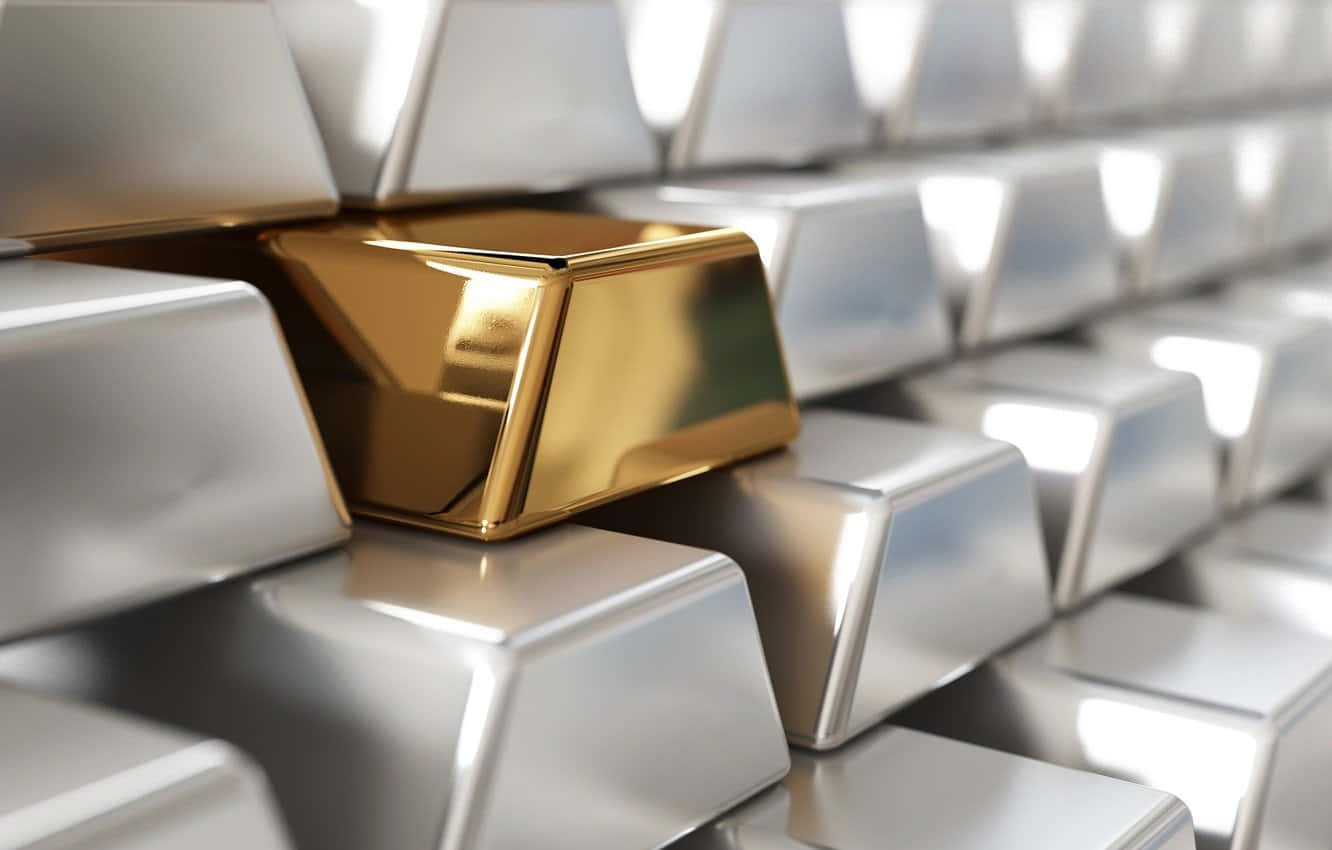 Silver 桌布 壁紙 — 一根閃閃發光的金條放在一堆銀條之上，以淺景深近距離拍攝。