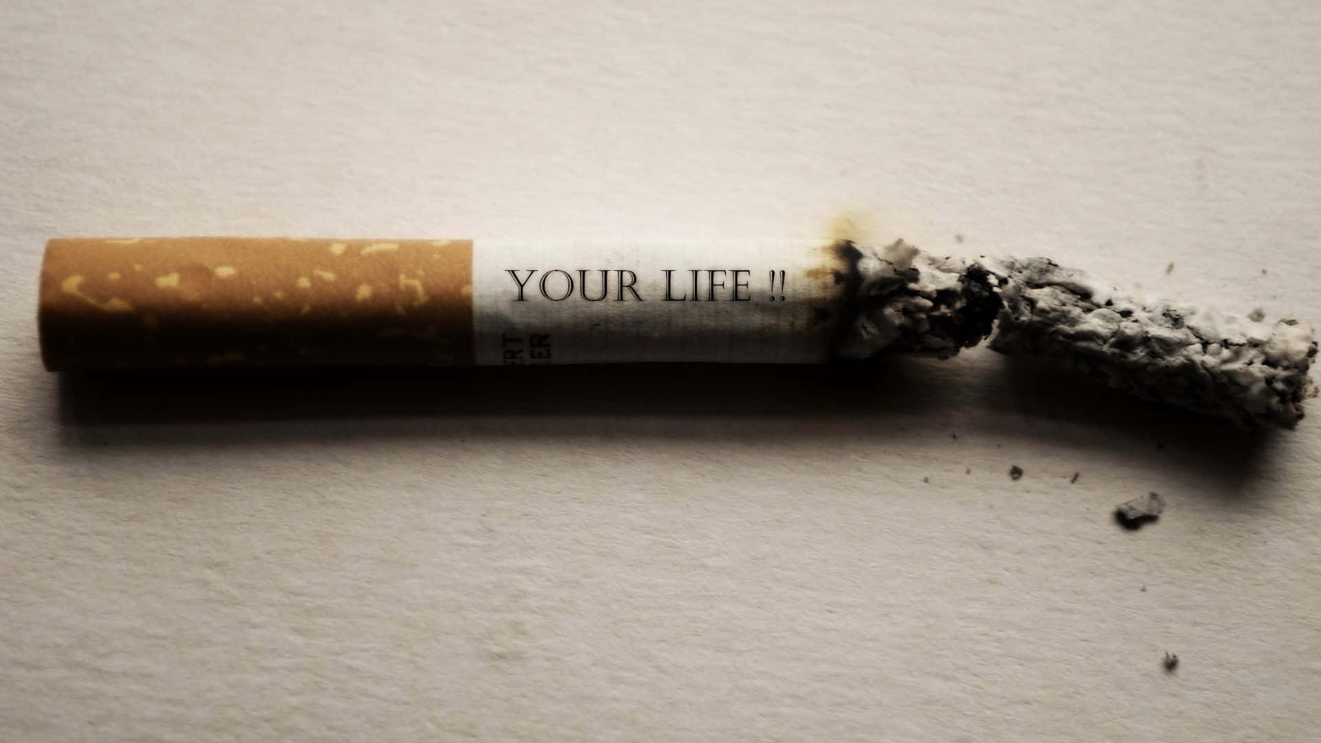 一根香煙，上面寫著「你的人生」 壁紙