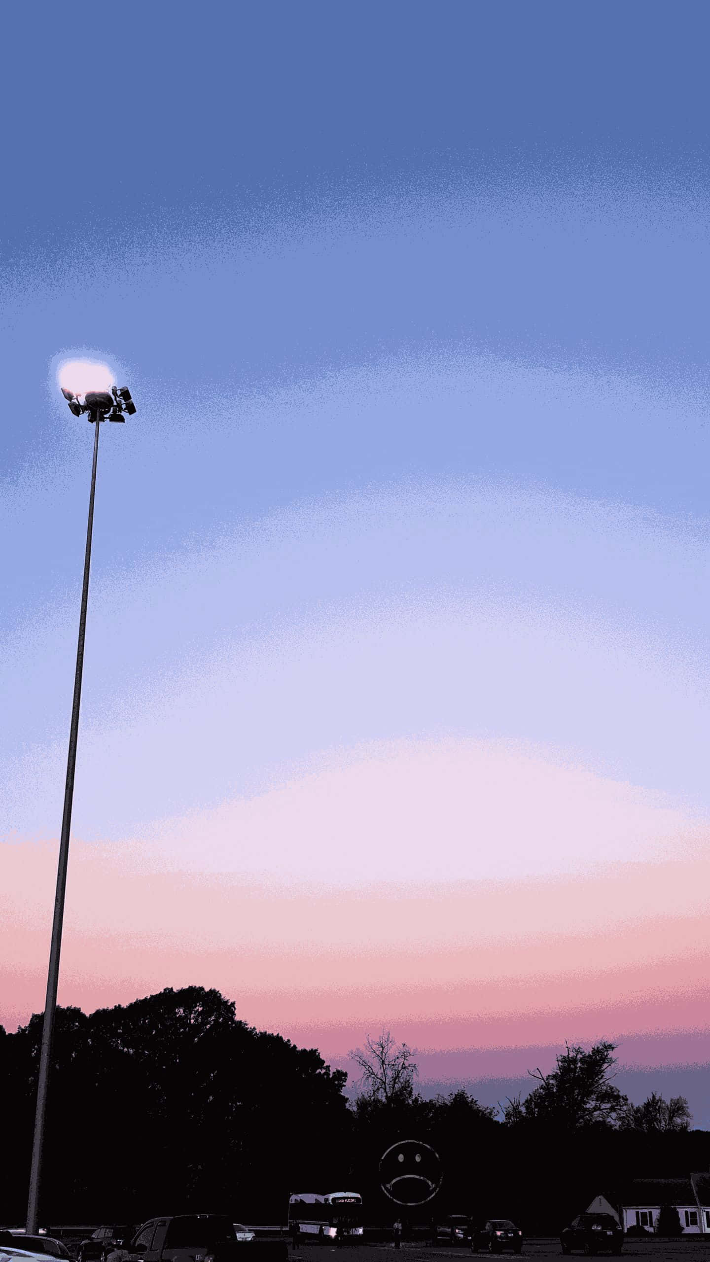 美學手機 桌布 壁紙 — 一根高燈柱矗立在暮色天空下，天空染上柔和粉紅與藍色調，下方是黑暗的停車場。