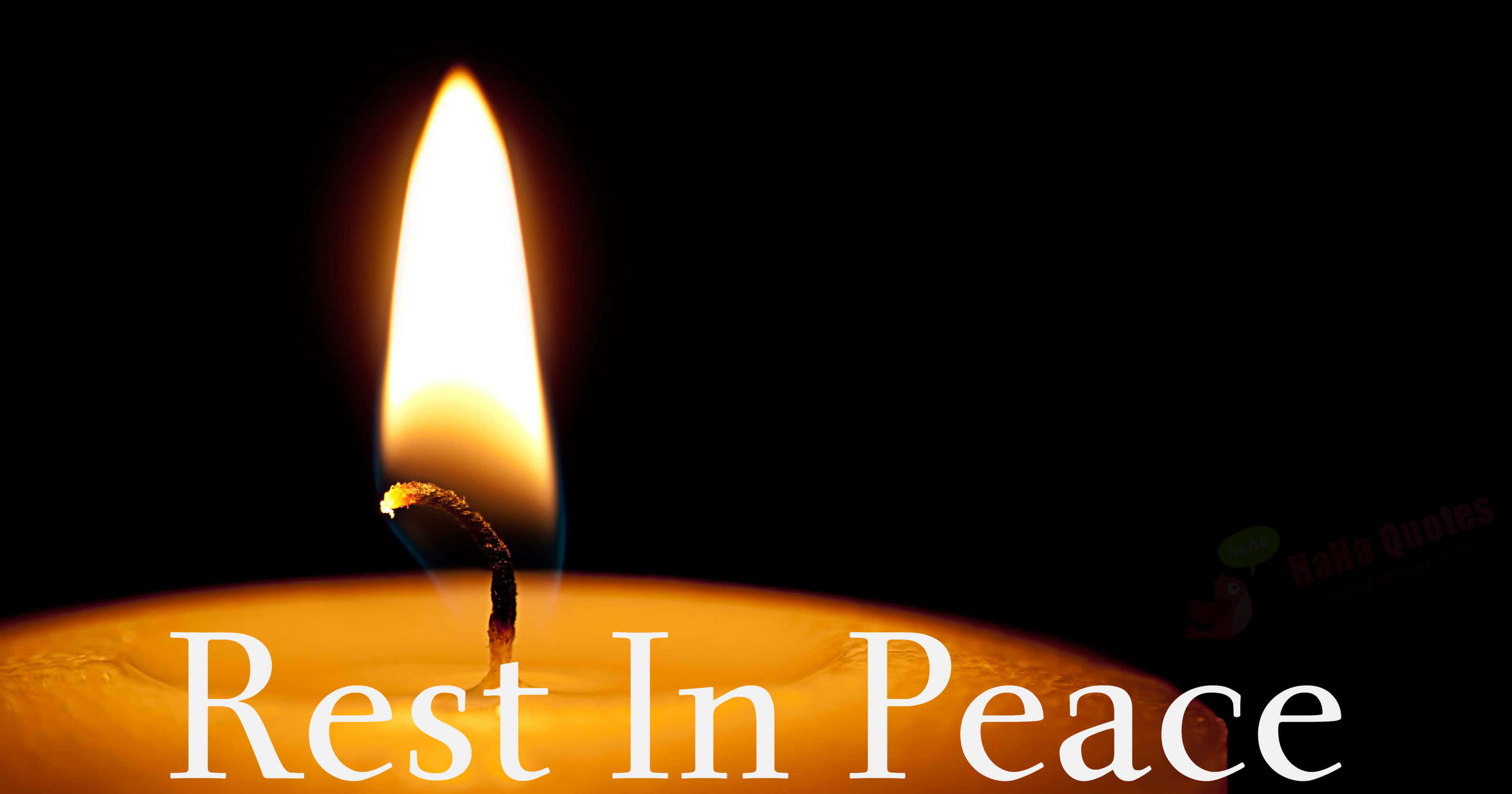 Rest In Peace 桌布 壁紙 — 一根點燃的蠟燭在黑色背景上溫暖地發光，並帶有白色的「願你安息」文字。