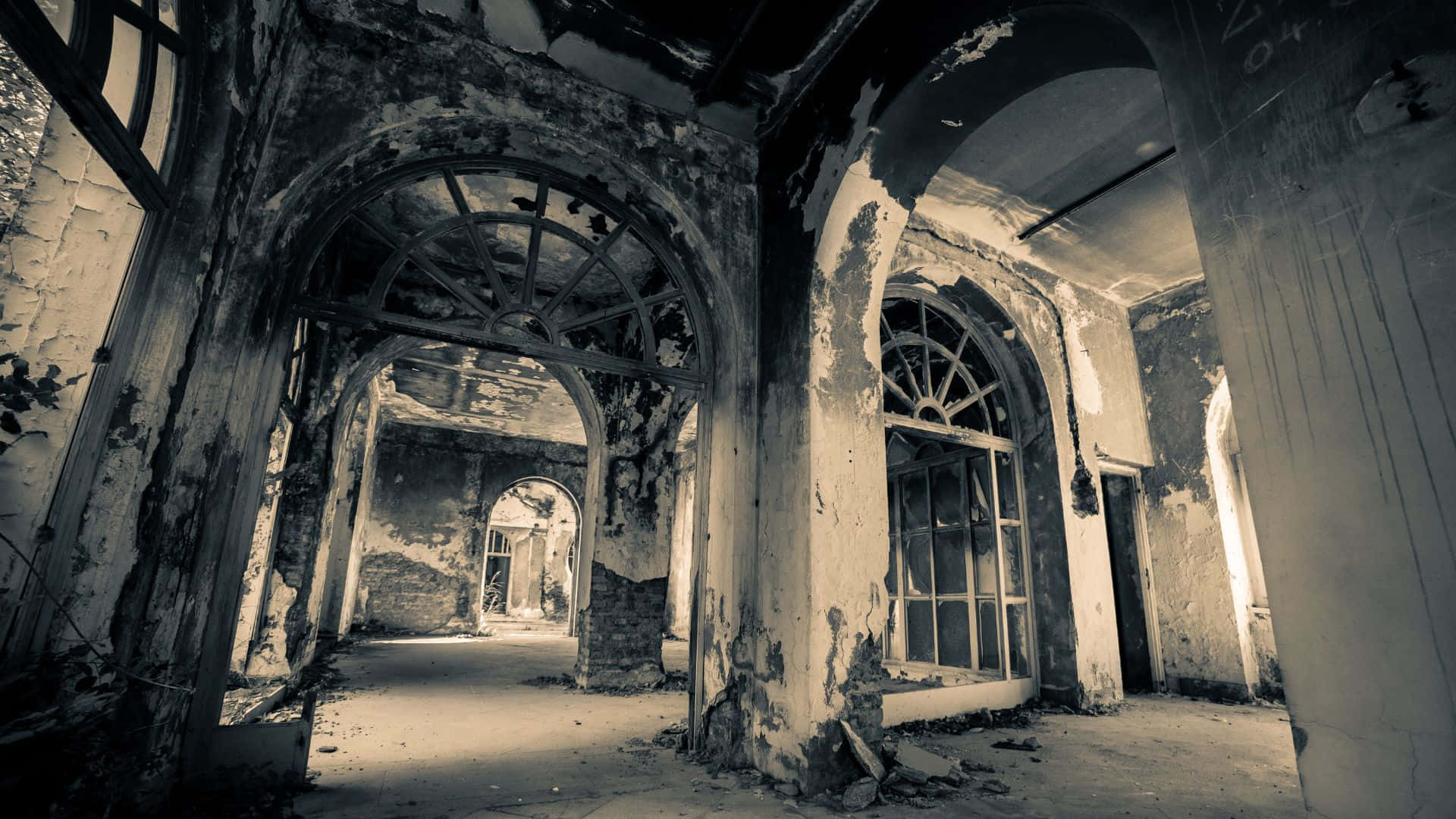 Haunted Hotels 桌布 壁紙 — 一條令人毛骨悚然卻又美麗的廢棄豪宅走廊，拱門 crumbling，牆壁剝落，沐浴在 sepia 色光線中。