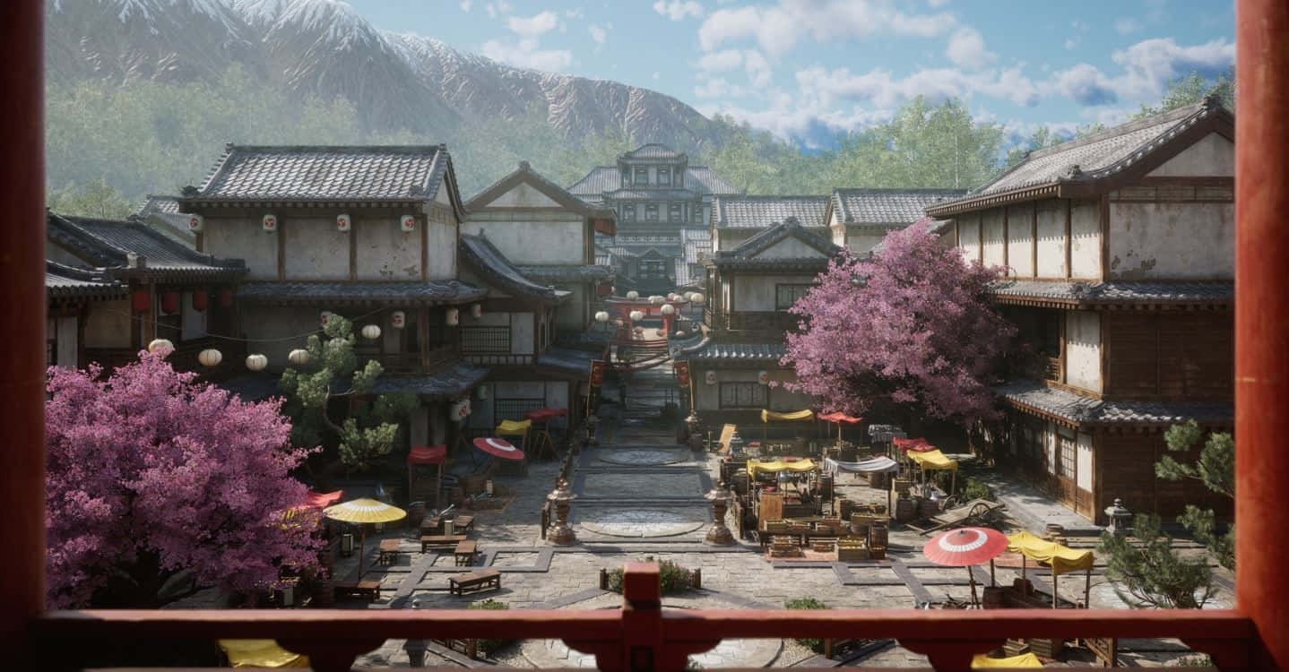 Feudal Japan 桌布 壁紙 — 一條充滿活力的傳統日本村莊街道，由木製陽台、盛開的粉紅色櫻花樹和瓦片屋頂在明亮的藍天下構成框架。