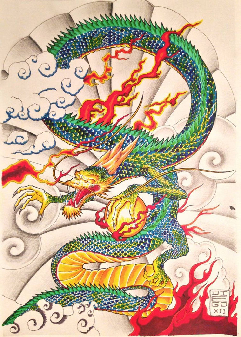 龍 桌布 壁紙 — 一條充滿活力的傳統日本龍盤旋在旋轉的雲層和熾熱的火焰中，以兇猛的強度緊握著一顆發光的球體。