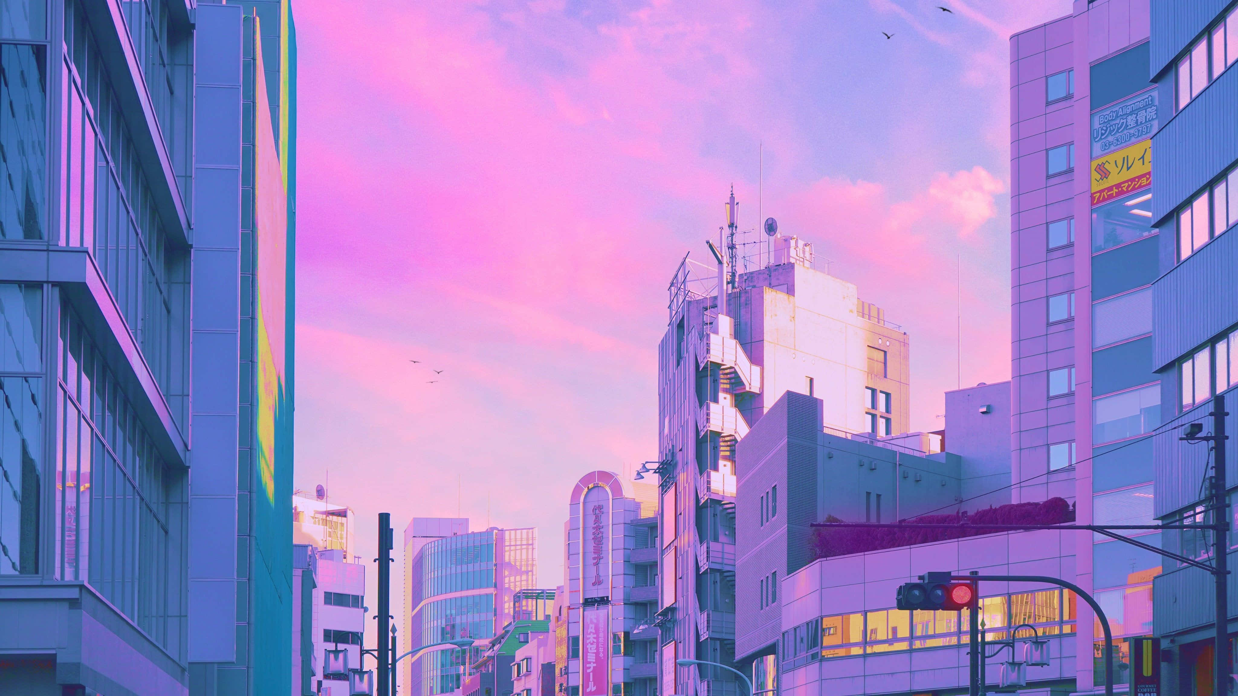 Harajuku 桌布 壁紙 — 一條充滿活力的動漫風格城市街道，沐浴在粉紅色和紫色的暮色中，有高聳的建築物和發光的招牌。