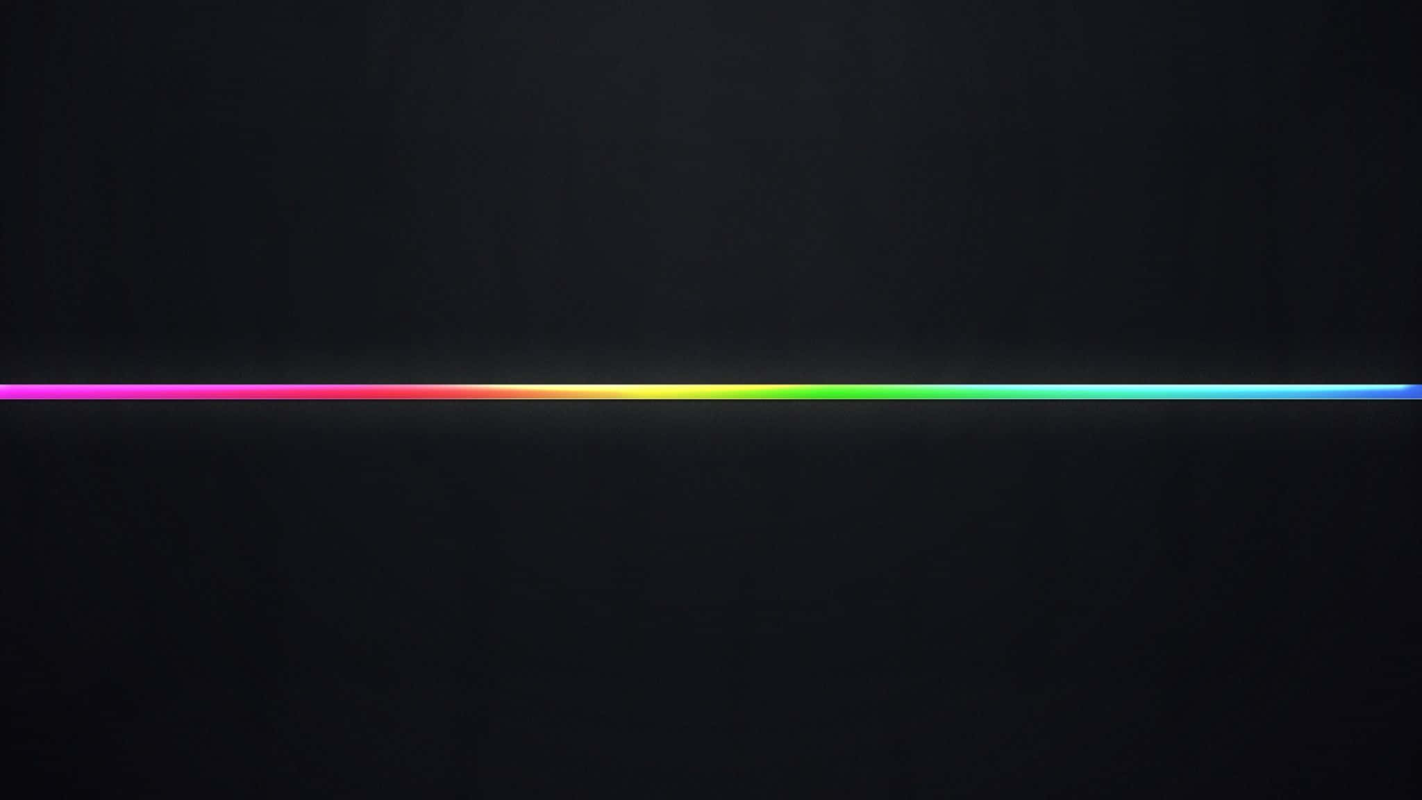 Colorful Gaming 桌布 壁紙 — 一條充滿活力的彩虹光帶水平地將深黑色紋理背景一分為二。