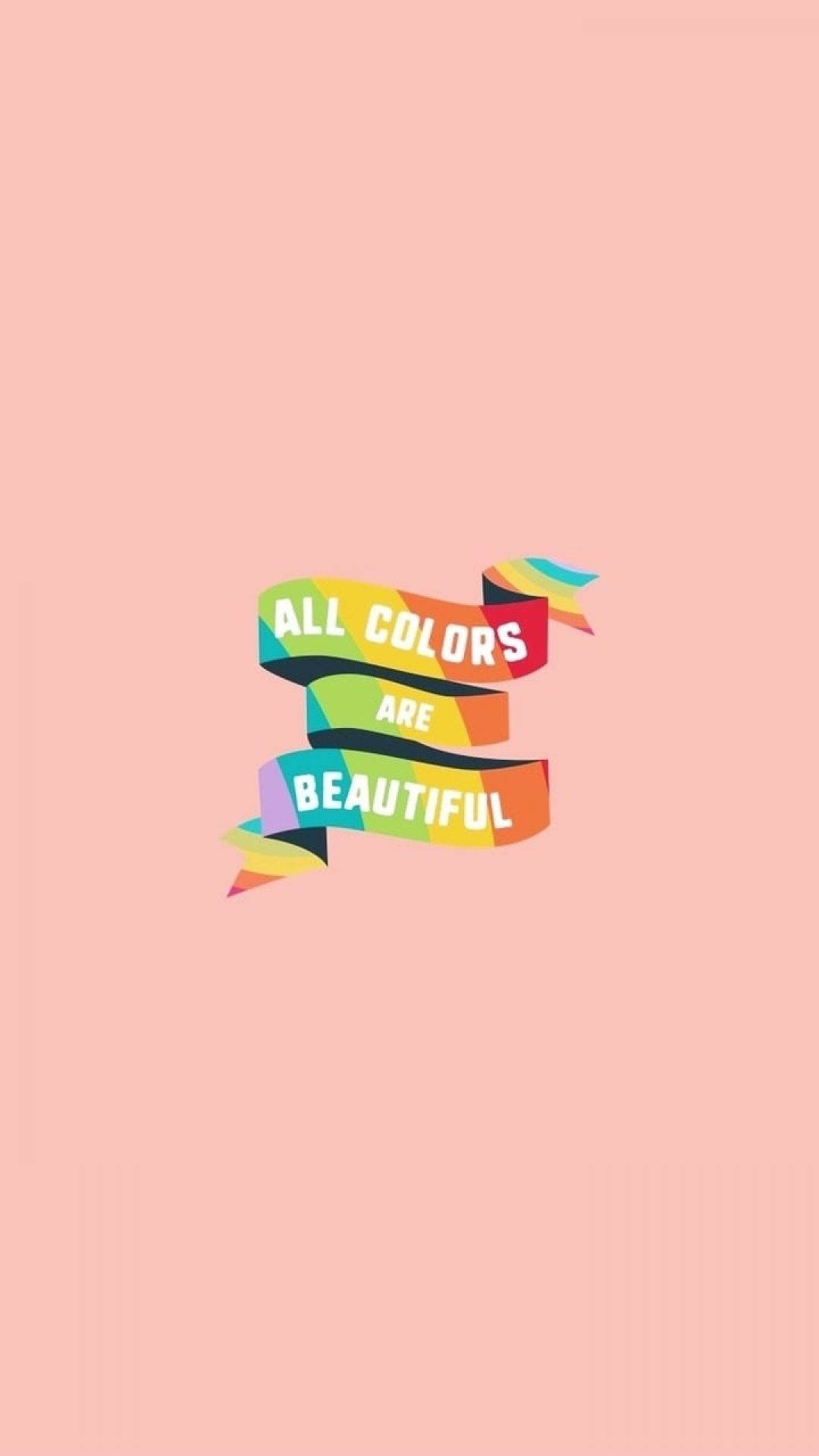 Colorful Aesthetic 桌布 壁紙 — 一條充滿活力的彩虹絲帶，上面寫著「所有顏色都很美麗」，漂浮在柔和的粉紅色背景上。