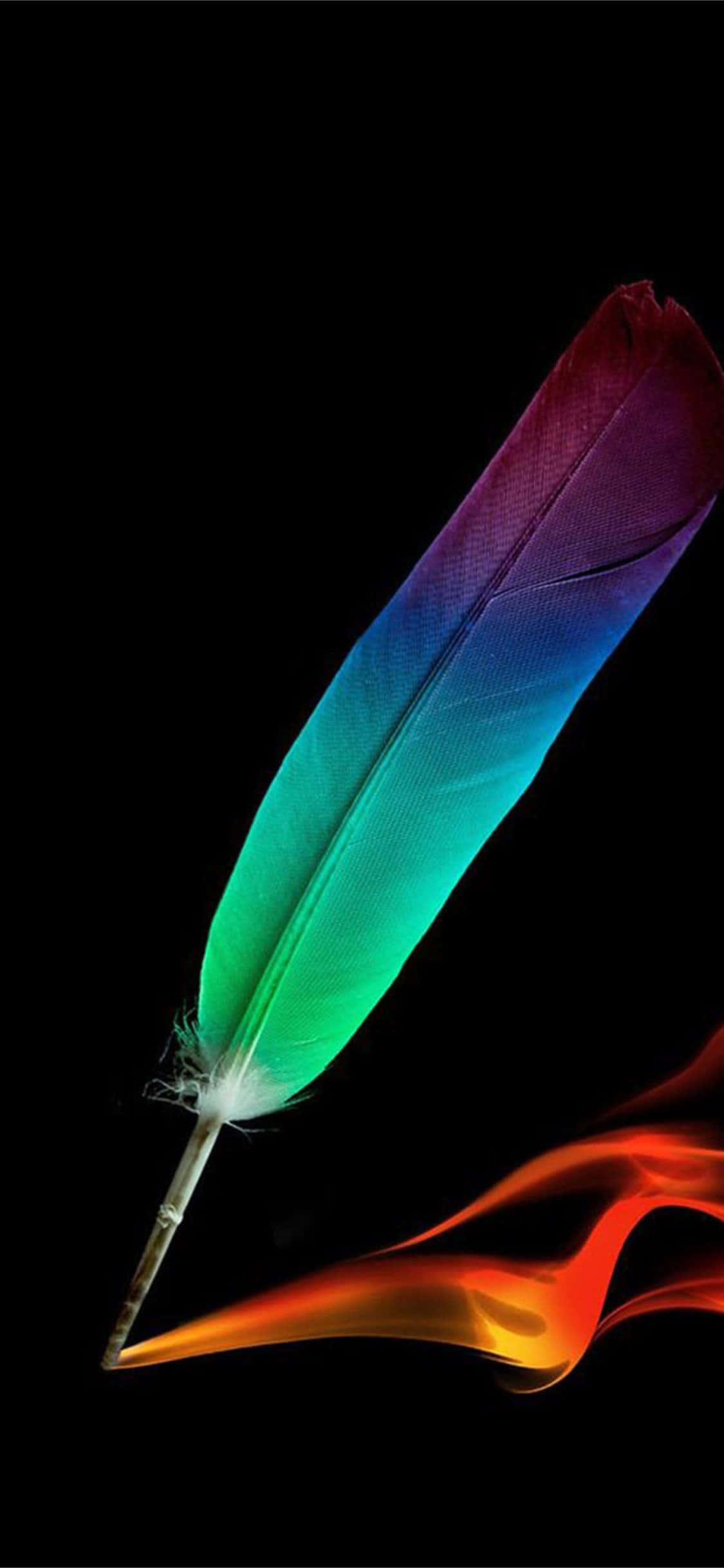 Best Amoled 桌布 壁紙 — 一條充滿活力的彩虹羽毛在黑色背景上飄浮，下方有火橙色的煙霧盤旋。