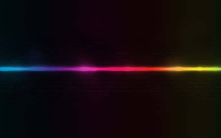 RGB 桌布 壁紙 — 一條充滿活力的水平彩虹光帶在深黑色背景上發光，帶有微妙的漸變色調。