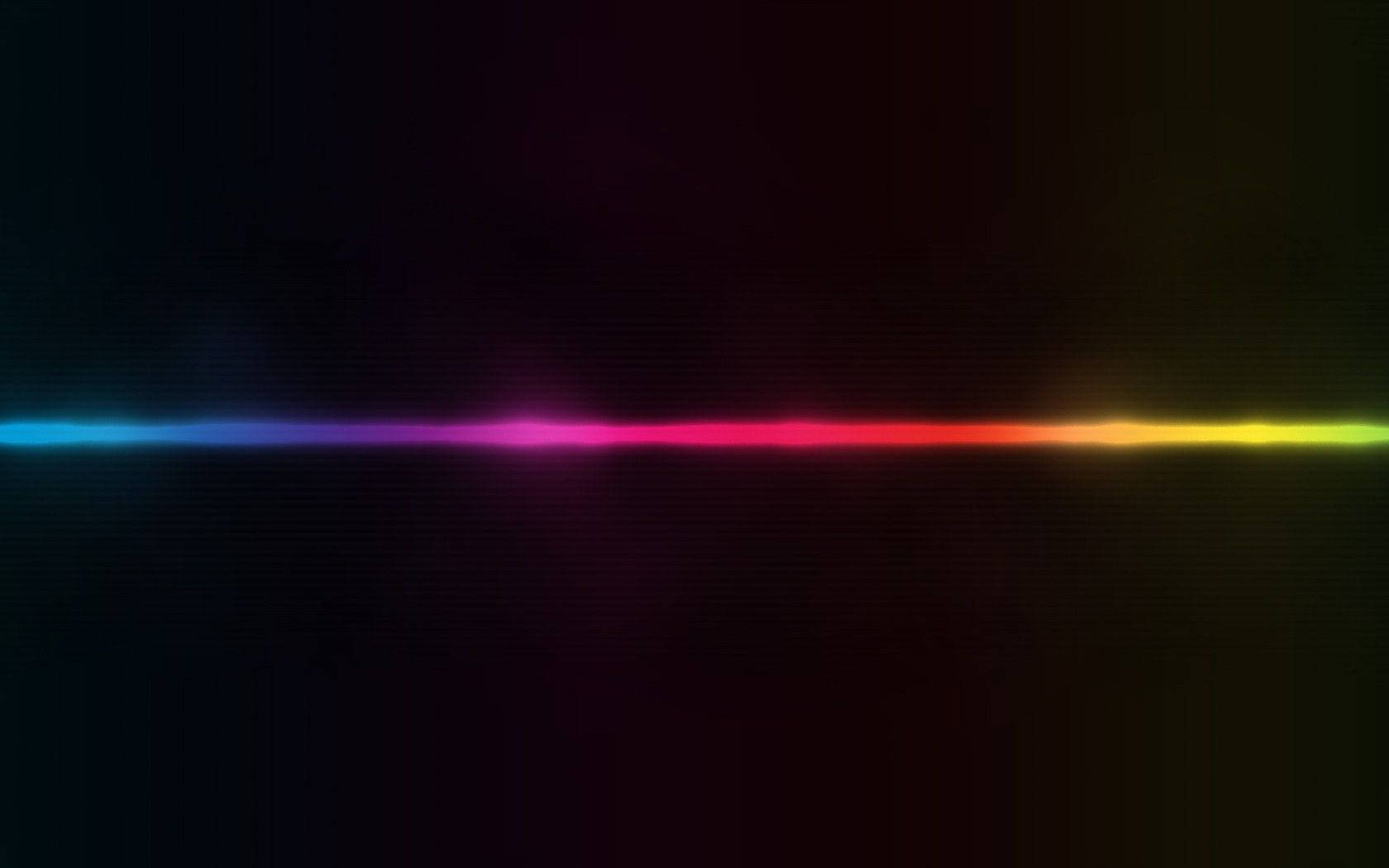 RGB 桌布 壁紙 — 一條充滿活力的水平彩虹光條在深色紋理背景上發光。