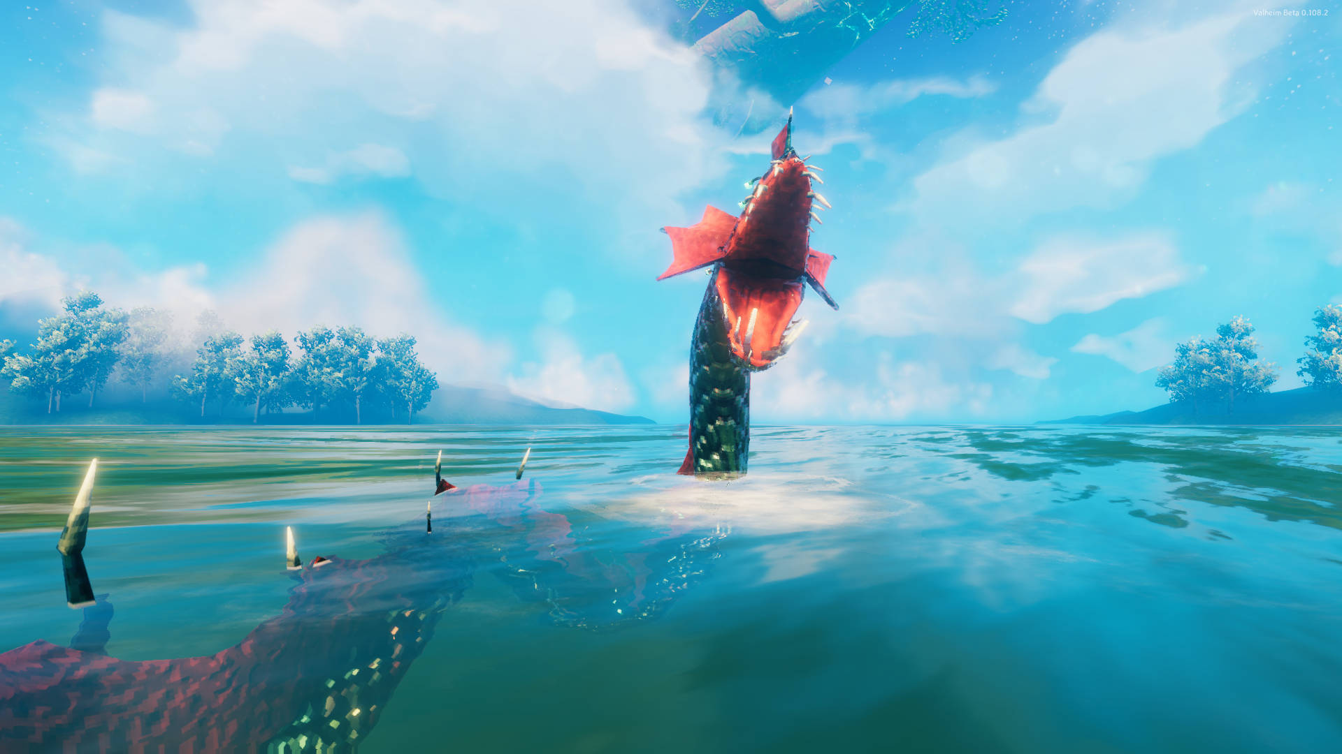 Valheim 桌布 壁紙 — 一條充滿活力的紅龍從碧綠色的水中出現，在晴朗的藍天下有蓬鬆的雲朵。