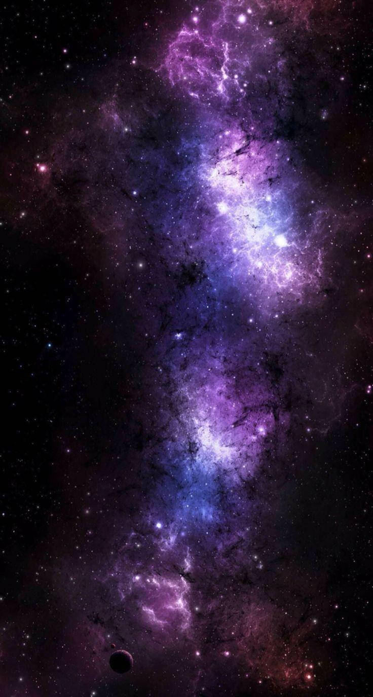 太空 iPhone 桌布 壁紙 — 一條充滿活力的紫色和藍色星雲劃過佈滿星星的宇宙虛空，下方可見一顆小行星。