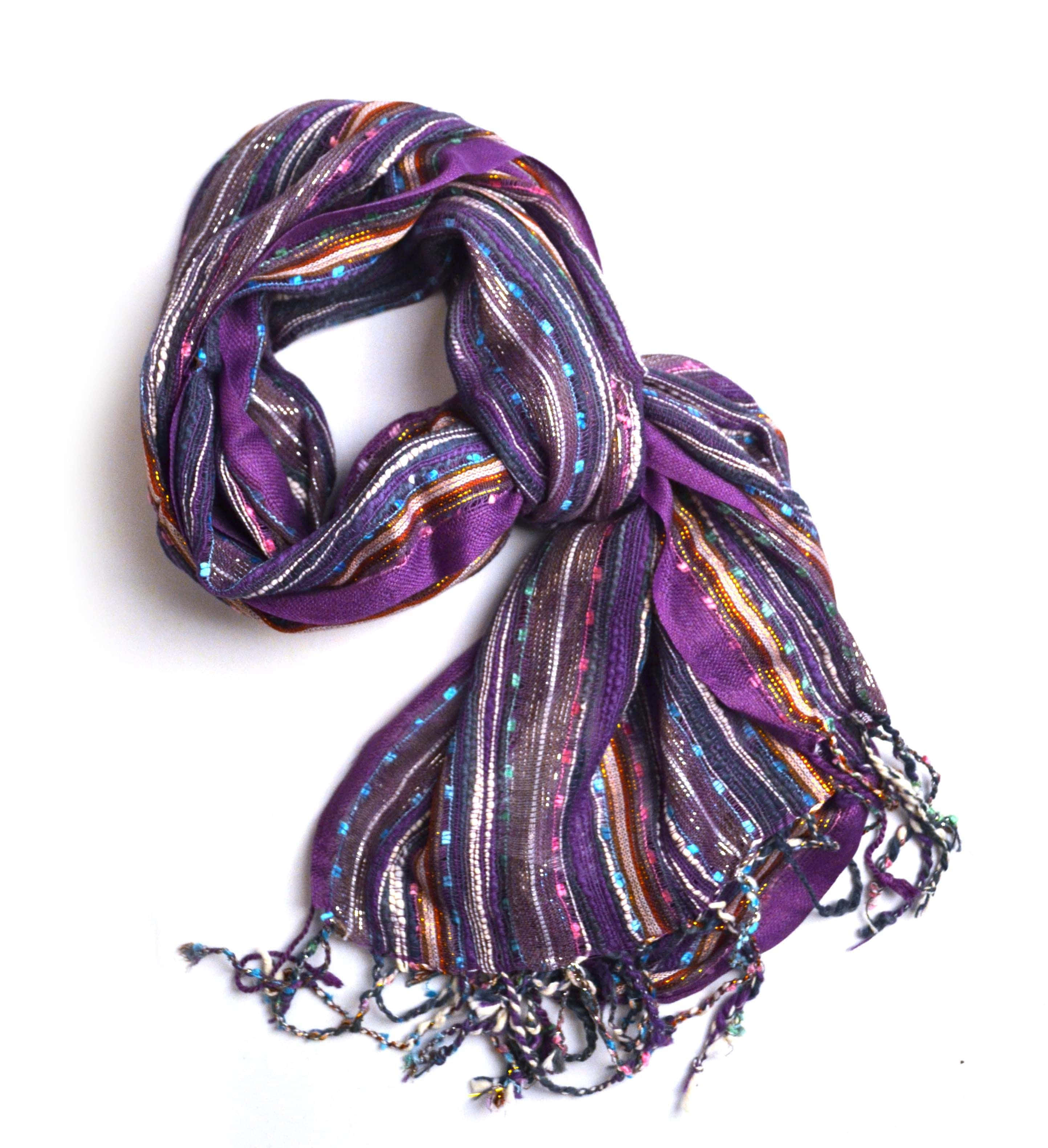 Purple Scarf 桌布 壁紙 — 一條充滿活力的紫色圍巾，帶有金屬條紋和彩色珠子，在白色背景上以柔軟的褶皺垂墜。