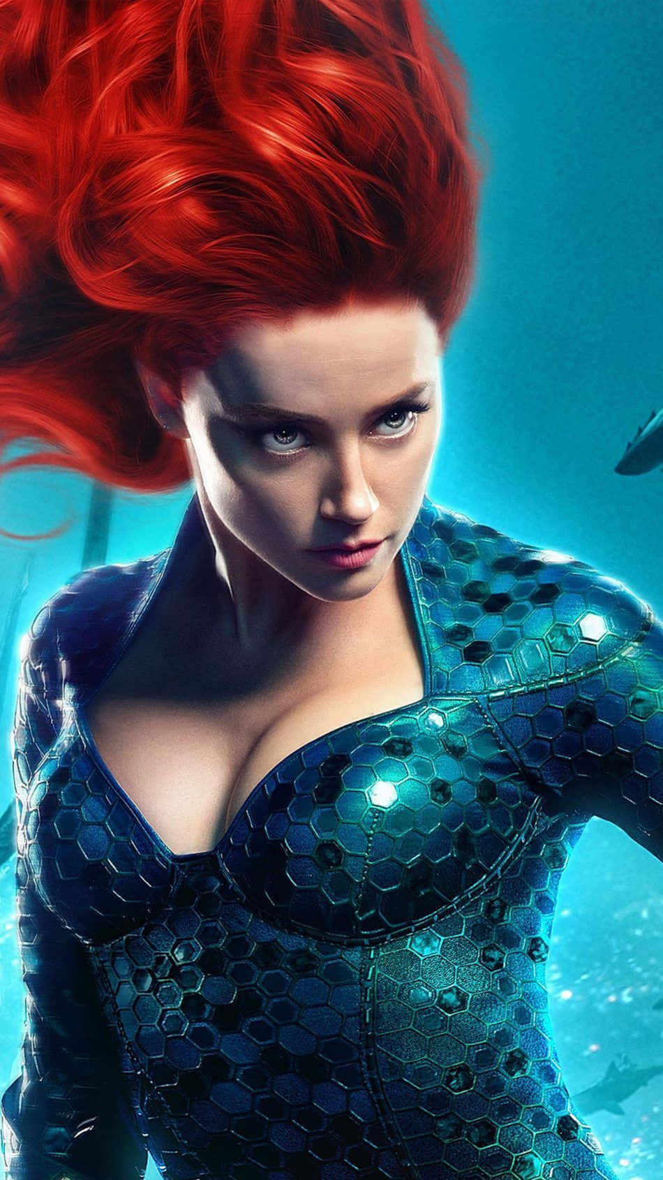 Amber Heard 桌布 壁紙 — 一條兇猛的美人魚，擁有鮮豔的紅髮和閃閃發光的藍色六角形套裝，在水下強烈地瞪視著。