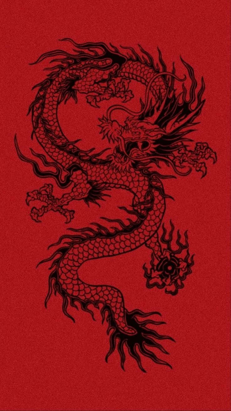 Dragon Aesthetic 桌布 壁紙 — 一條兇猛的黑墨龍在帶有紋理的深紅色背景上動態盤繞。