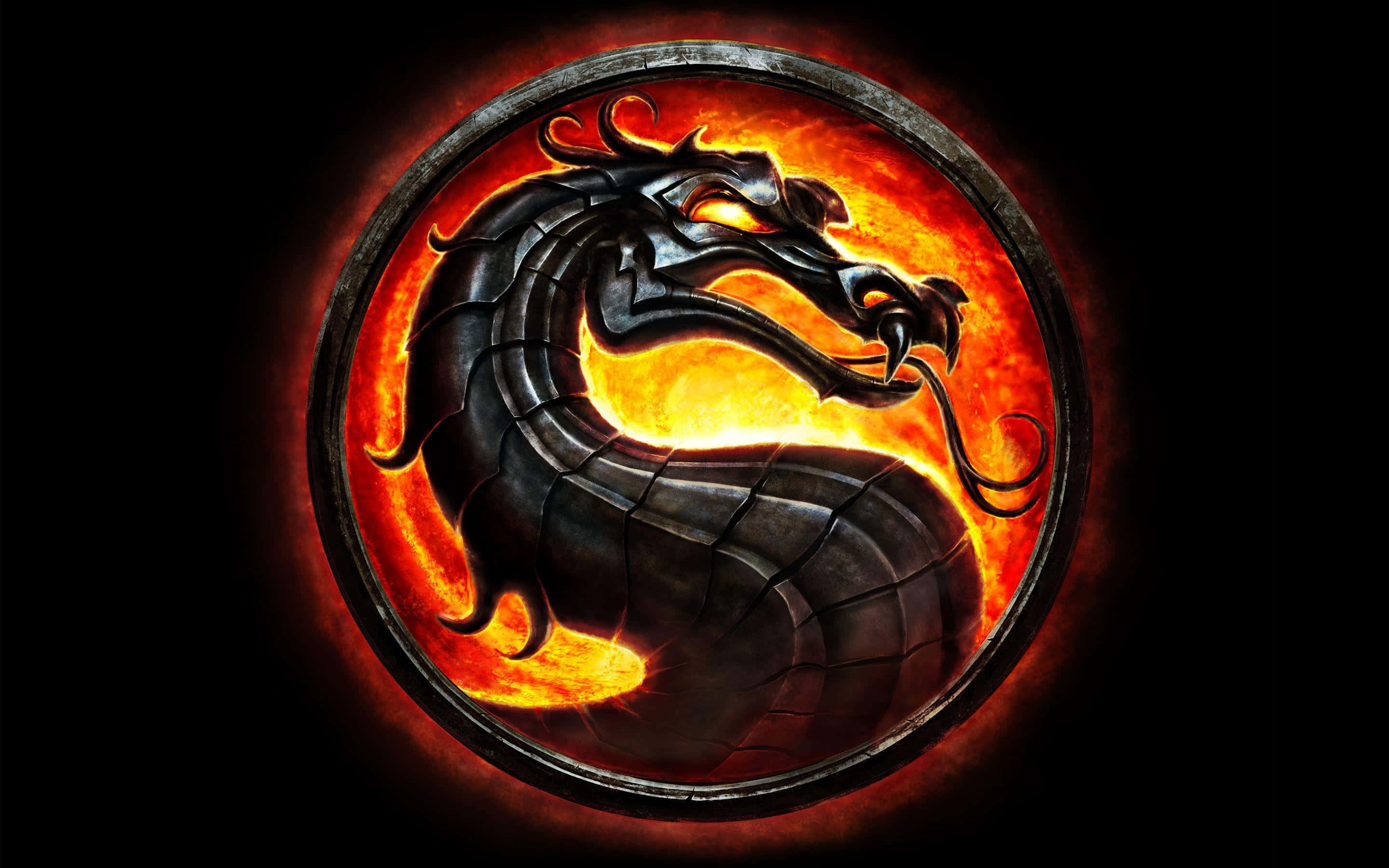 Mortal Kombat X 桌布 壁紙 — 一條兇猛的黑龍盤繞在一個火焰環繞的圓形徽章內，背景為深色。