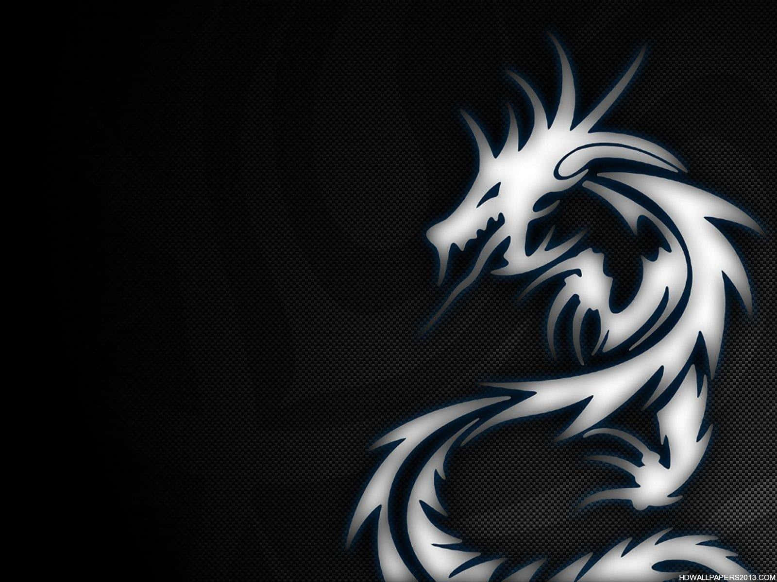 Awesome Dragon 桌布 壁紙 — 一條光滑的銀色龍，帶有發光的邊緣，在紋理黑色背景上動態盤繞。