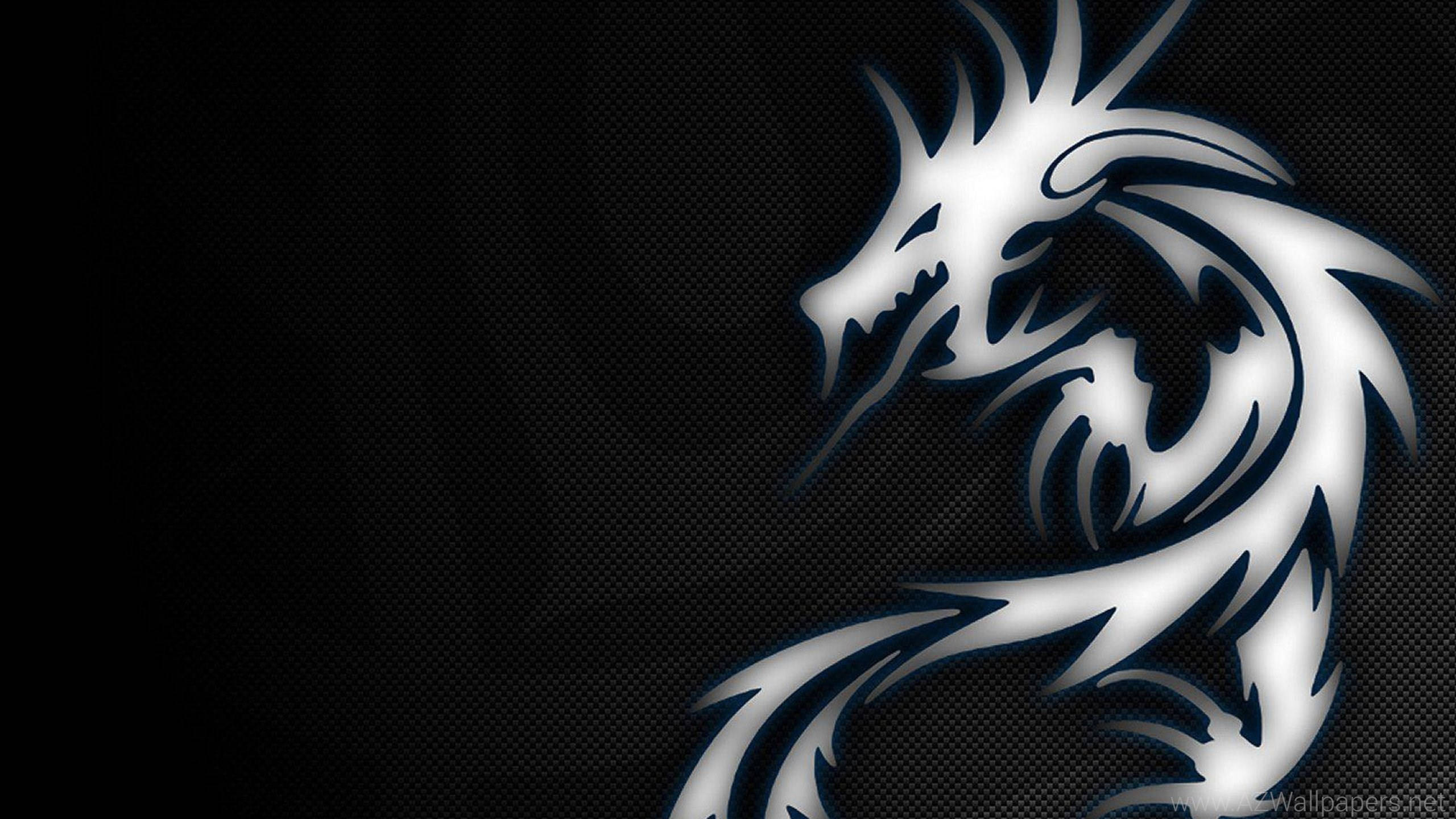 MSI 4K 桌布 壁紙 — 一條光滑的銀色龍，帶有鋒利的尖刺，在深色紋理背景上動態盤繞。