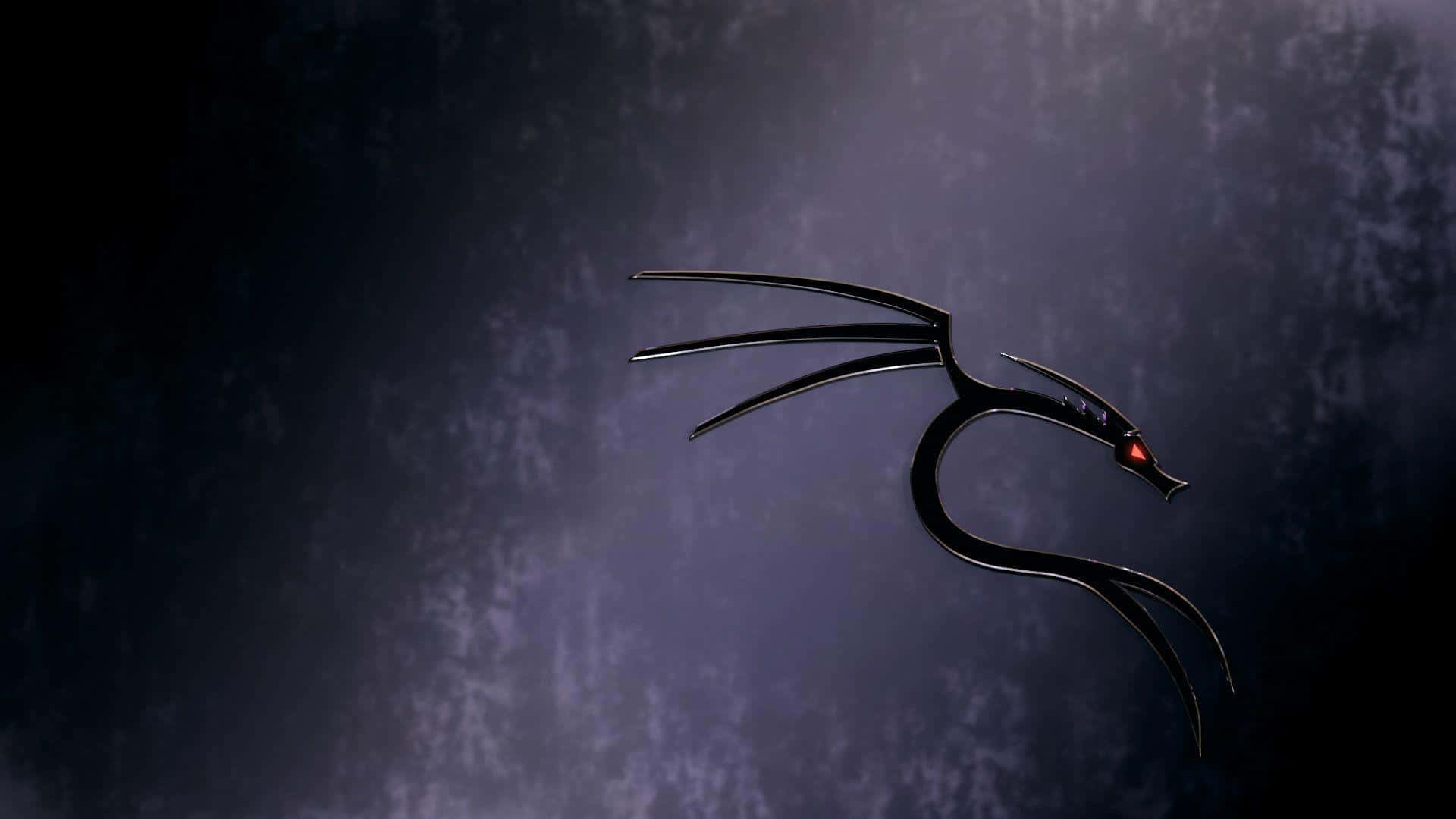 Kali Linux 桌布 壁紙 — 一條光滑的黑色龍，帶有發光的紅色眼睛，在帶有紋理的深藍色和紫色背景上滑翔。